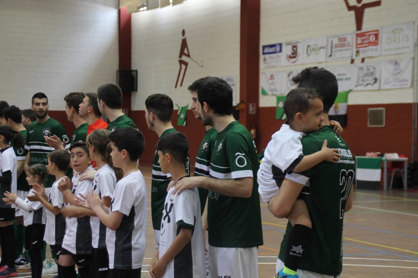Por segunda temporada consecutiva, el Jerez Futsal ha logrado hacerse con el título de campeón de la Copa de Extremadura tras otra espectacular final, ante el Cáceres Universidad al que ha vencido 6-4, esta vez en su casa, ante su incondicional afición que ha vivido esta 'final four' con intensidad y mucha alegría, finalmente.