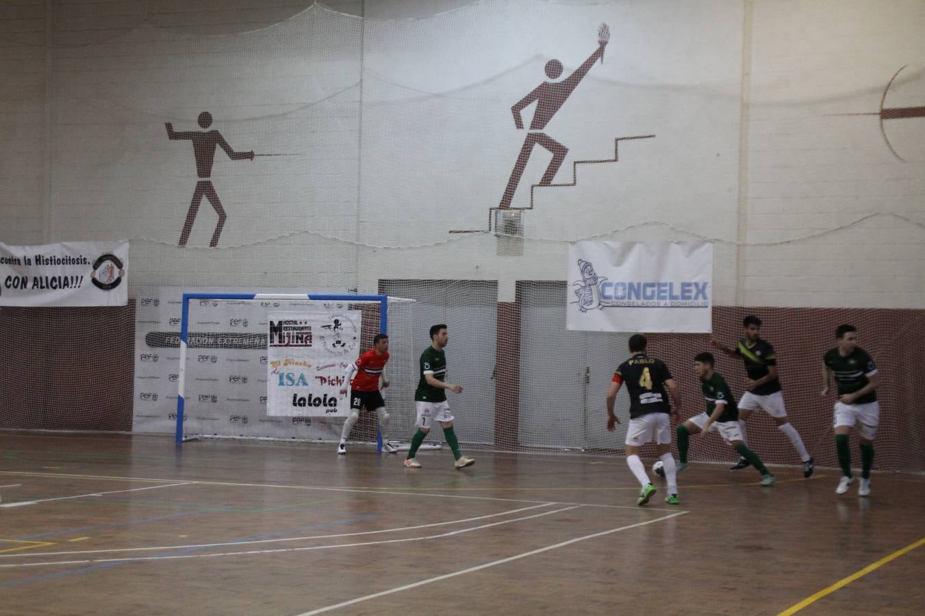 Por segunda temporada consecutiva, el Jerez Futsal ha logrado hacerse con el título de campeón de la Copa de Extremadura tras otra espectacular final, ante el Cáceres Universidad al que ha vencido 6-4, esta vez en su casa, ante su incondicional afición que ha vivido esta 'final four' con intensidad y mucha alegría, finalmente.