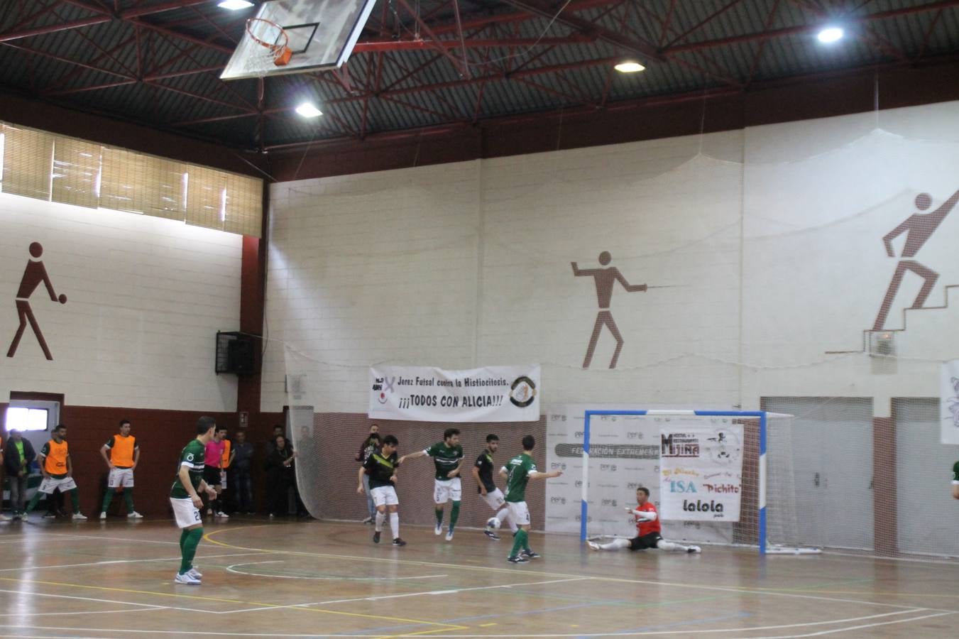 Por segunda temporada consecutiva, el Jerez Futsal ha logrado hacerse con el título de campeón de la Copa de Extremadura tras otra espectacular final, ante el Cáceres Universidad al que ha vencido 6-4, esta vez en su casa, ante su incondicional afición que ha vivido esta 'final four' con intensidad y mucha alegría, finalmente.