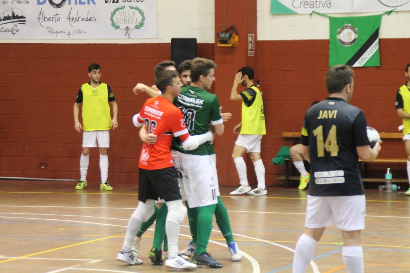 Por segunda temporada consecutiva, el Jerez Futsal ha logrado hacerse con el título de campeón de la Copa de Extremadura tras otra espectacular final, ante el Cáceres Universidad al que ha vencido 6-4, esta vez en su casa, ante su incondicional afición que ha vivido esta 'final four' con intensidad y mucha alegría, finalmente.