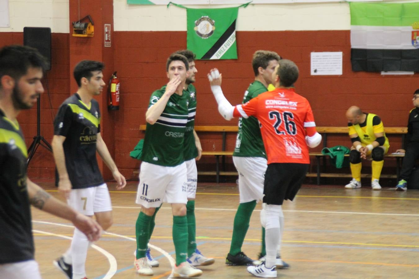 Por segunda temporada consecutiva, el Jerez Futsal ha logrado hacerse con el título de campeón de la Copa de Extremadura tras otra espectacular final, ante el Cáceres Universidad al que ha vencido 6-4, esta vez en su casa, ante su incondicional afición que ha vivido esta 'final four' con intensidad y mucha alegría, finalmente.