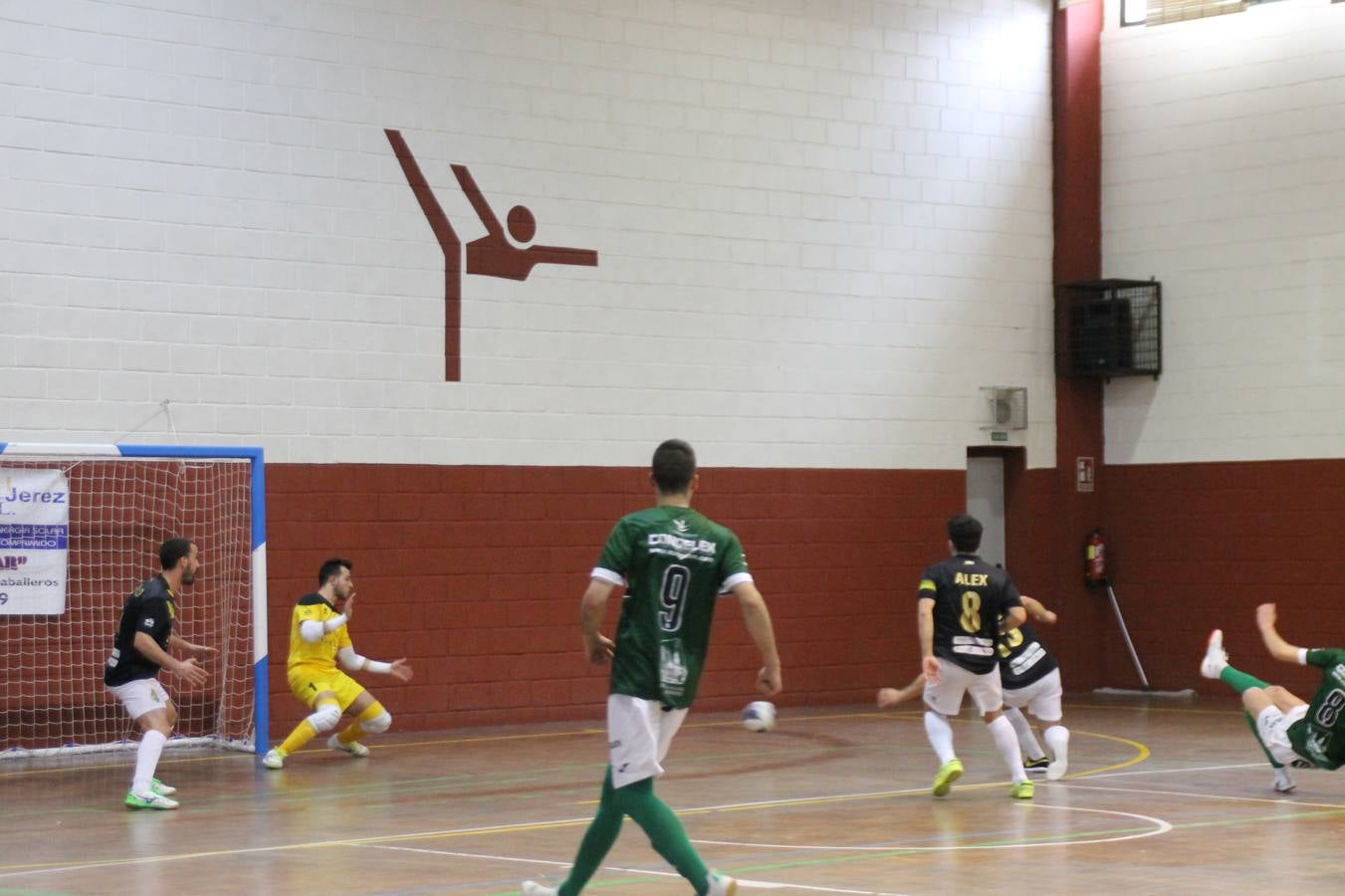 Por segunda temporada consecutiva, el Jerez Futsal ha logrado hacerse con el título de campeón de la Copa de Extremadura tras otra espectacular final, ante el Cáceres Universidad al que ha vencido 6-4, esta vez en su casa, ante su incondicional afición que ha vivido esta 'final four' con intensidad y mucha alegría, finalmente.