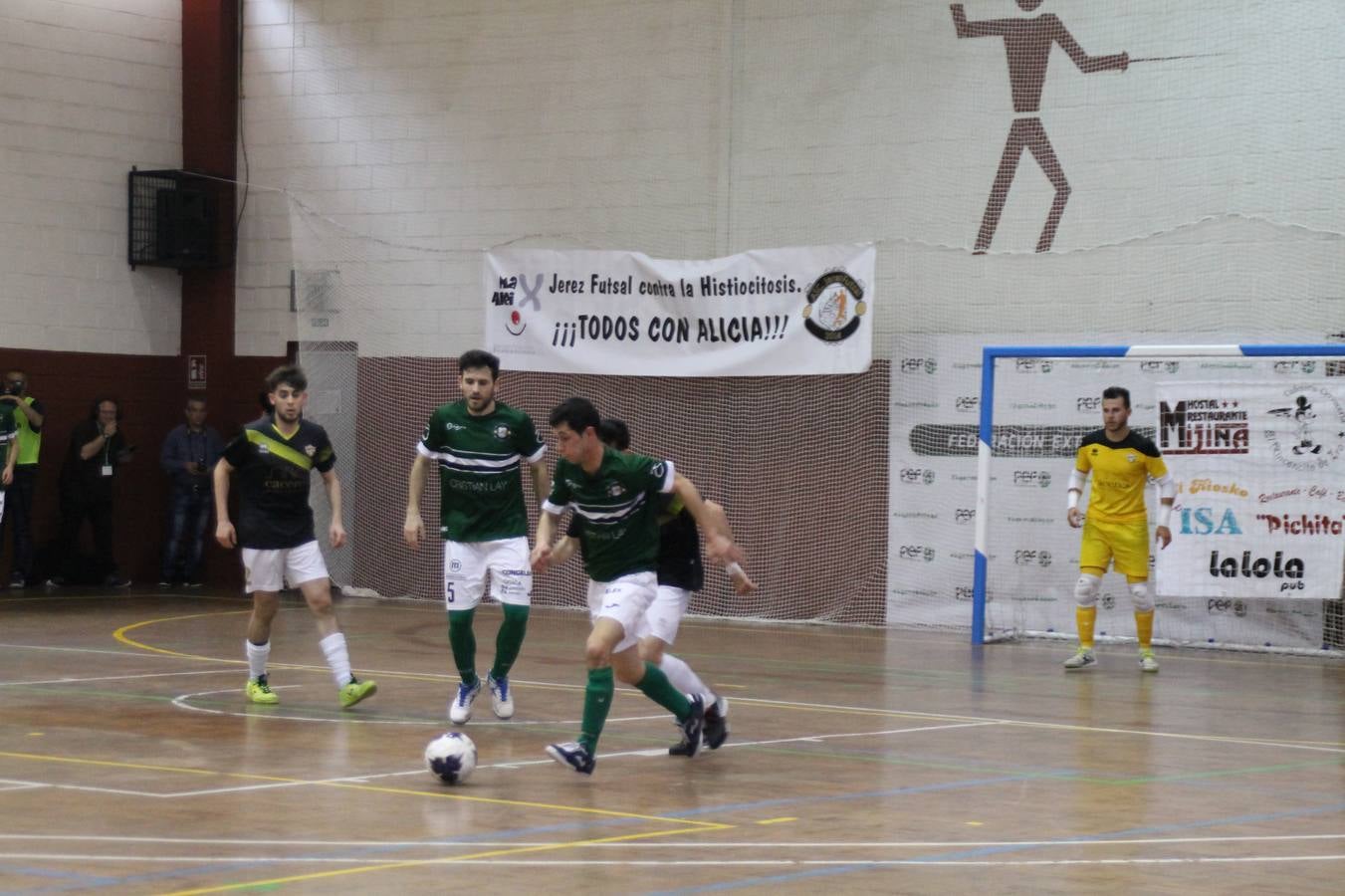 Por segunda temporada consecutiva, el Jerez Futsal ha logrado hacerse con el título de campeón de la Copa de Extremadura tras otra espectacular final, ante el Cáceres Universidad al que ha vencido 6-4, esta vez en su casa, ante su incondicional afición que ha vivido esta 'final four' con intensidad y mucha alegría, finalmente.