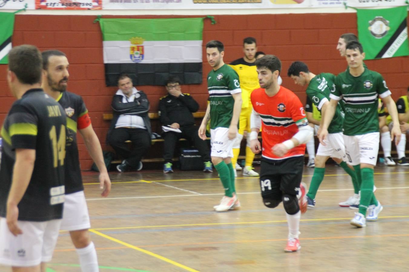 Por segunda temporada consecutiva, el Jerez Futsal ha logrado hacerse con el título de campeón de la Copa de Extremadura tras otra espectacular final, ante el Cáceres Universidad al que ha vencido 6-4, esta vez en su casa, ante su incondicional afición que ha vivido esta 'final four' con intensidad y mucha alegría, finalmente.