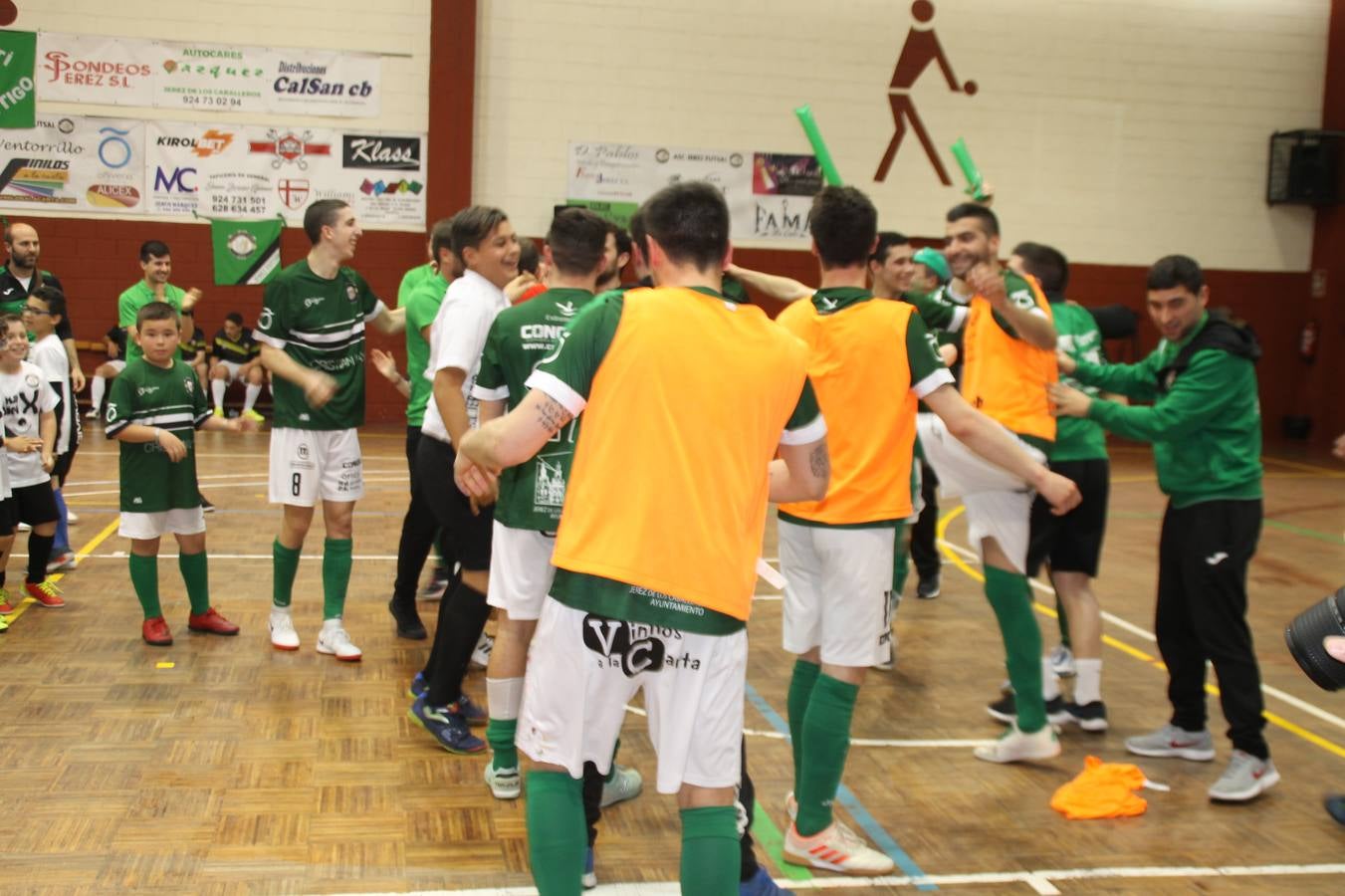 Por segunda temporada consecutiva, el Jerez Futsal ha logrado hacerse con el título de campeón de la Copa de Extremadura tras otra espectacular final, ante el Cáceres Universidad al que ha vencido 6-4, esta vez en su casa, ante su incondicional afición que ha vivido esta 'final four' con intensidad y mucha alegría, finalmente.