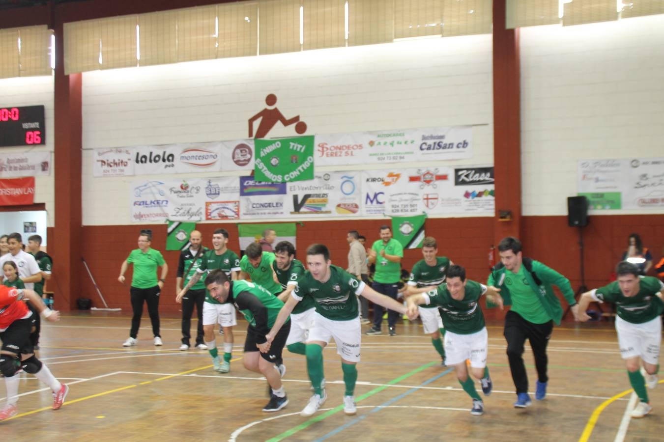 Por segunda temporada consecutiva, el Jerez Futsal ha logrado hacerse con el título de campeón de la Copa de Extremadura tras otra espectacular final, ante el Cáceres Universidad al que ha vencido 6-4, esta vez en su casa, ante su incondicional afición que ha vivido esta 'final four' con intensidad y mucha alegría, finalmente.