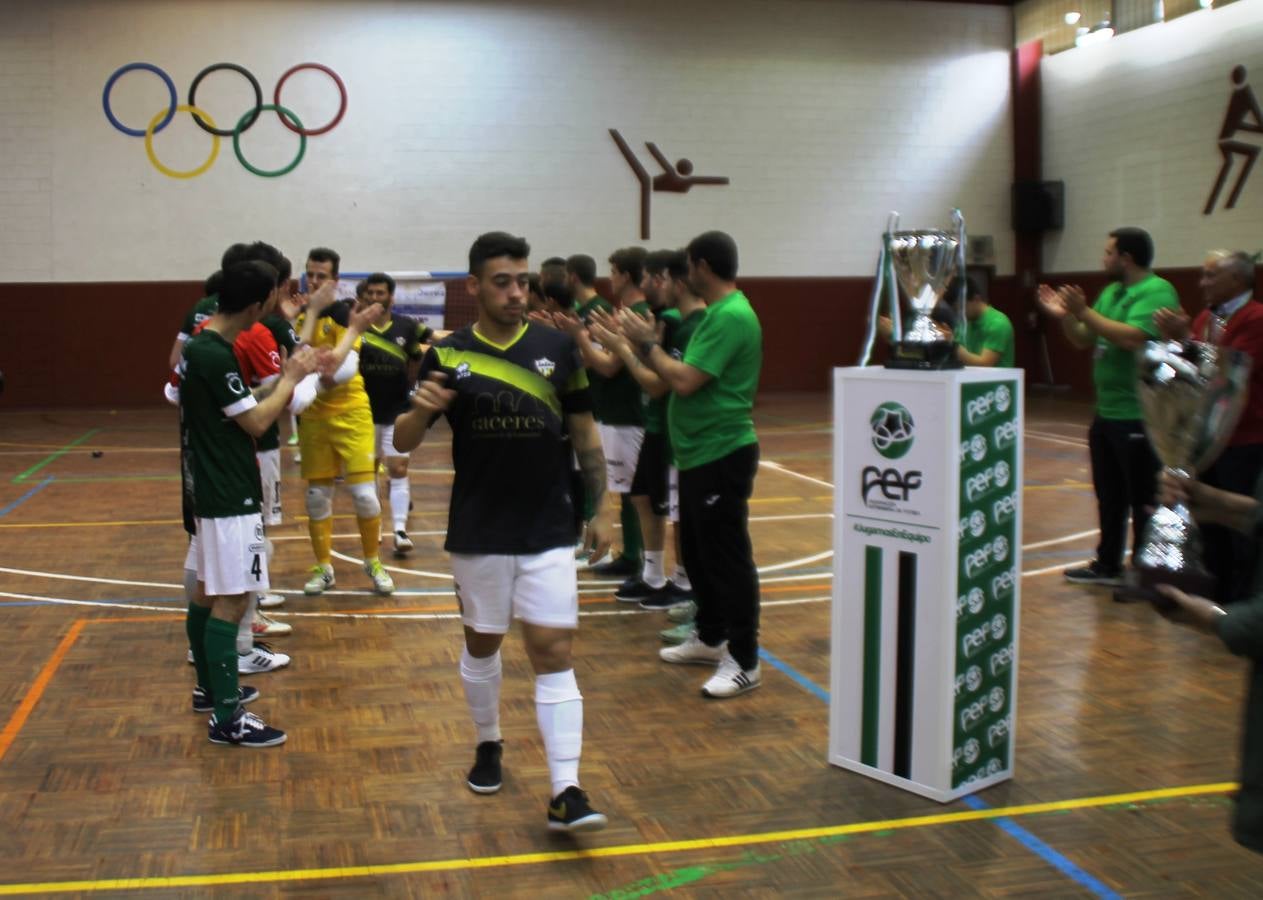 Por segunda temporada consecutiva, el Jerez Futsal ha logrado hacerse con el título de campeón de la Copa de Extremadura tras otra espectacular final, ante el Cáceres Universidad al que ha vencido 6-4, esta vez en su casa, ante su incondicional afición que ha vivido esta 'final four' con intensidad y mucha alegría, finalmente.