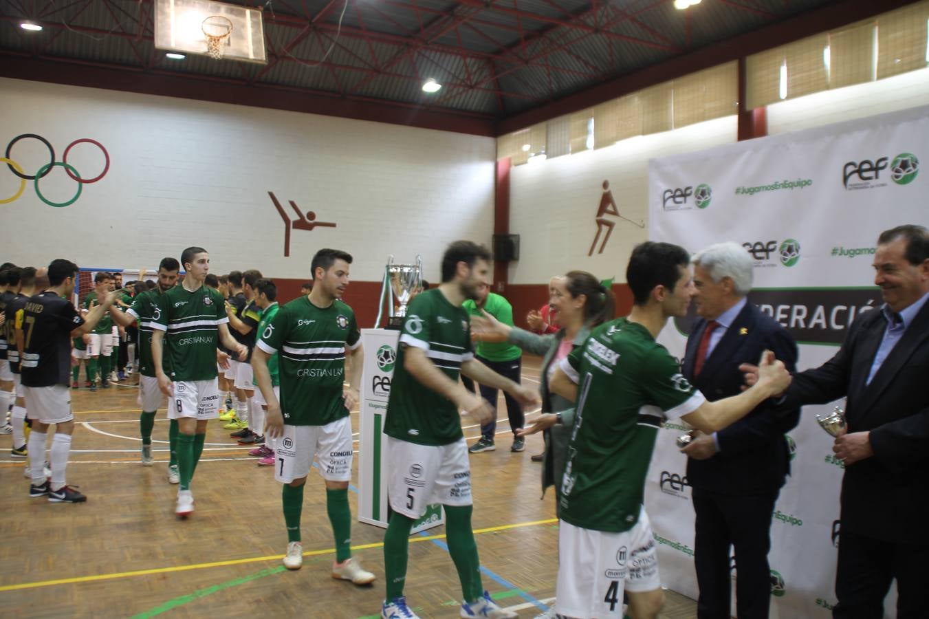 Por segunda temporada consecutiva, el Jerez Futsal ha logrado hacerse con el título de campeón de la Copa de Extremadura tras otra espectacular final, ante el Cáceres Universidad al que ha vencido 6-4, esta vez en su casa, ante su incondicional afición que ha vivido esta 'final four' con intensidad y mucha alegría, finalmente.