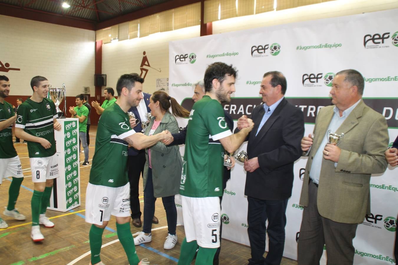 Por segunda temporada consecutiva, el Jerez Futsal ha logrado hacerse con el título de campeón de la Copa de Extremadura tras otra espectacular final, ante el Cáceres Universidad al que ha vencido 6-4, esta vez en su casa, ante su incondicional afición que ha vivido esta 'final four' con intensidad y mucha alegría, finalmente.
