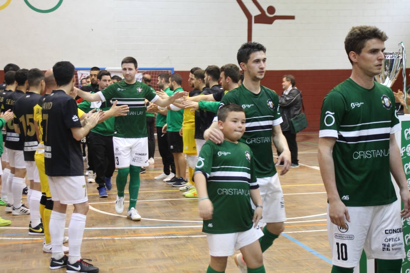 Por segunda temporada consecutiva, el Jerez Futsal ha logrado hacerse con el título de campeón de la Copa de Extremadura tras otra espectacular final, ante el Cáceres Universidad al que ha vencido 6-4, esta vez en su casa, ante su incondicional afición que ha vivido esta 'final four' con intensidad y mucha alegría, finalmente.