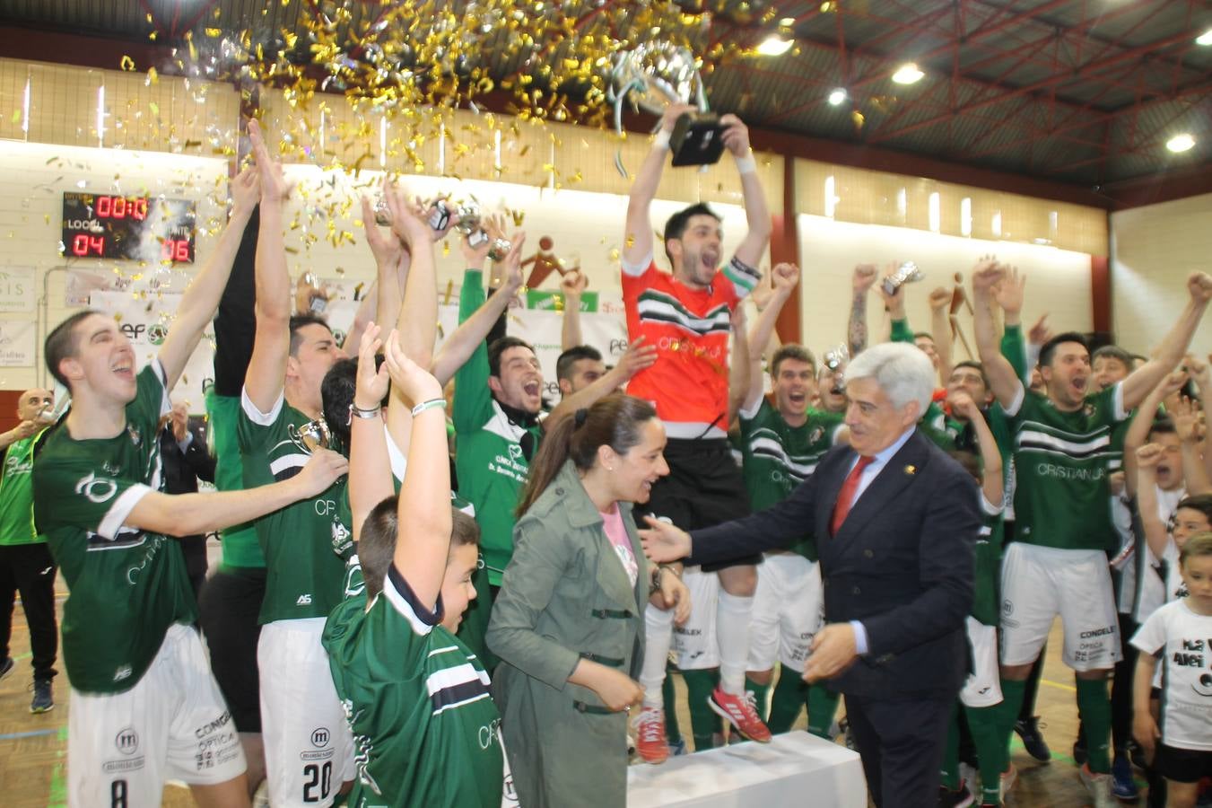 Por segunda temporada consecutiva, el Jerez Futsal ha logrado hacerse con el título de campeón de la Copa de Extremadura tras otra espectacular final, ante el Cáceres Universidad al que ha vencido 6-4, esta vez en su casa, ante su incondicional afición que ha vivido esta 'final four' con intensidad y mucha alegría, finalmente.
