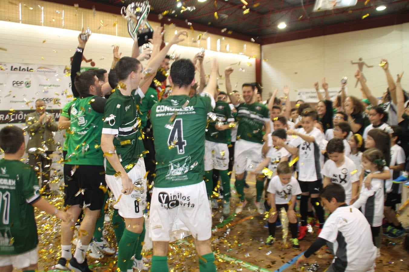Por segunda temporada consecutiva, el Jerez Futsal ha logrado hacerse con el título de campeón de la Copa de Extremadura tras otra espectacular final, ante el Cáceres Universidad al que ha vencido 6-4, esta vez en su casa, ante su incondicional afición que ha vivido esta 'final four' con intensidad y mucha alegría, finalmente.