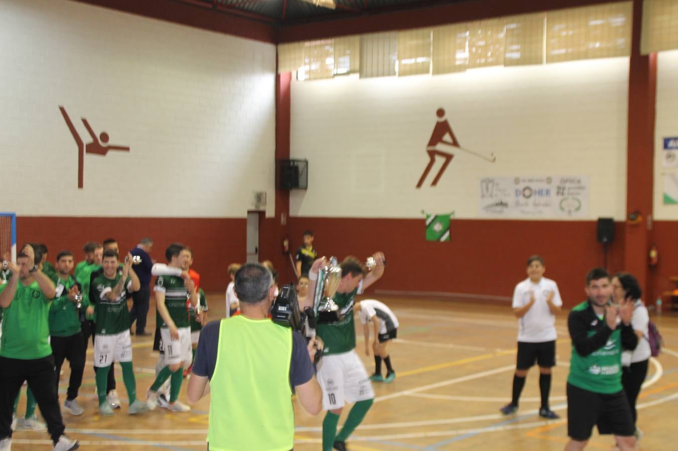 Por segunda temporada consecutiva, el Jerez Futsal ha logrado hacerse con el título de campeón de la Copa de Extremadura tras otra espectacular final, ante el Cáceres Universidad al que ha vencido 6-4, esta vez en su casa, ante su incondicional afición que ha vivido esta 'final four' con intensidad y mucha alegría, finalmente.