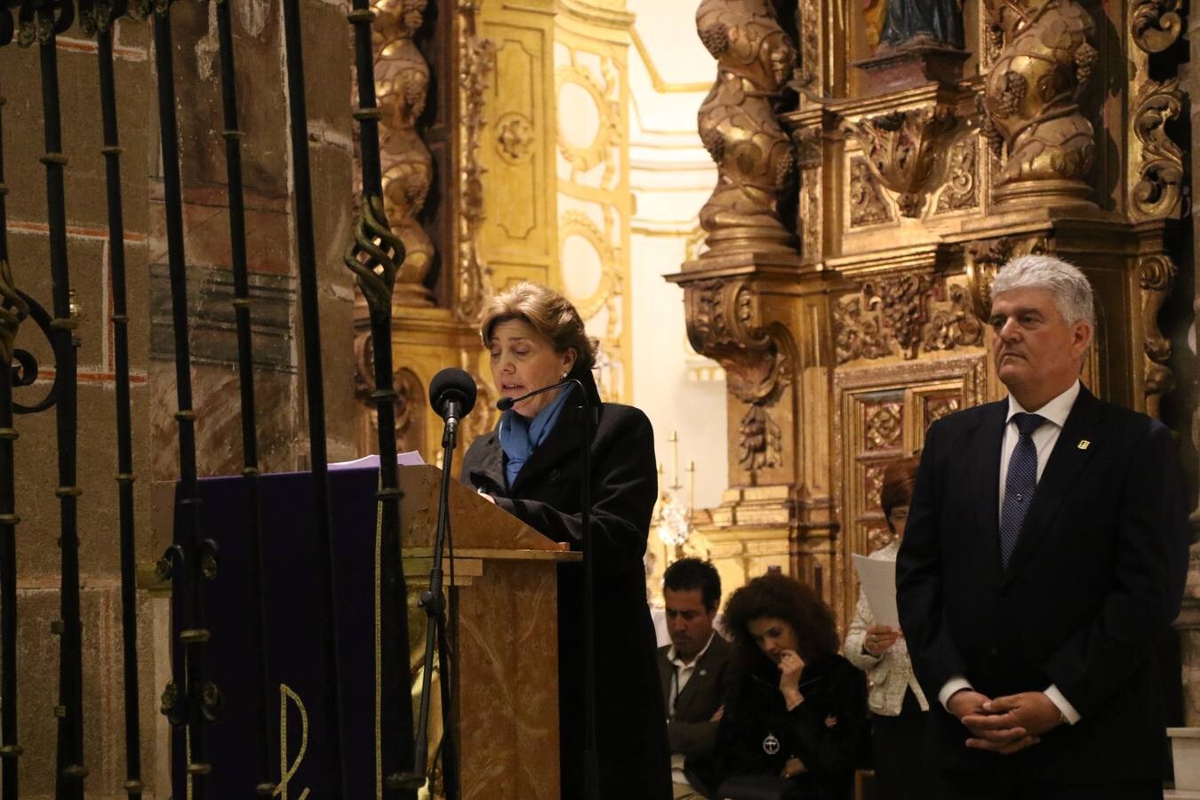 La Iglesia de San Miguel Arcángel se convirtió, un año más, en el escenario de la entrega de los premios 'Cruz de Guía' y 'Caballero Cofrade'. Premios que ensalzan el amor, la entrega, el sentimiento cofrade y el compromiso que distintos jerezanos y jerezanas sienten por la Semana Mayor del municipio. 