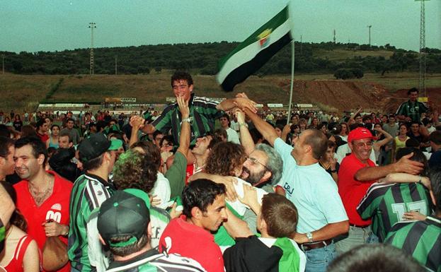 El jerezano Paco Peña elevado por la afición verdinegra la jornada histórica del ascenso.