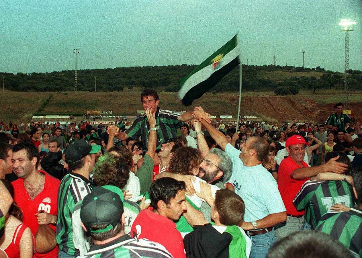 El Jerez Club de Fútbol ha organizado para este sábado, 6 de abril, a las 12 horas, un partido muy especial que enfrentará a dos selecciones representativas de la historia del Club verdinegro que en este año 2019 conmemora el 50 aniversario de su fundación. Saltarán al césped de la Ciudad Deportiva 'Manuel Calzado', un equipo integrado por futbolistas que participaron de los primeros años de su historia, con el entonces Club Polideportivo Vasco Núñez y otro equipo formado por jugadores que protagonizaron el mayor hito histórico de este club como fue el ascenso a Segunda División B el 21 de junio de 1998 ante el conjunto del Vélez.