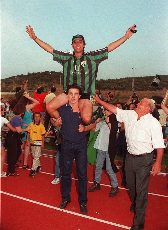 El Jerez Club de Fútbol ha organizado para este sábado, 6 de abril, a las 12 horas, un partido muy especial que enfrentará a dos selecciones representativas de la historia del Club verdinegro que en este año 2019 conmemora el 50 aniversario de su fundación. Saltarán al césped de la Ciudad Deportiva 'Manuel Calzado', un equipo integrado por futbolistas que participaron de los primeros años de su historia, con el entonces Club Polideportivo Vasco Núñez y otro equipo formado por jugadores que protagonizaron el mayor hito histórico de este club como fue el ascenso a Segunda División B el 21 de junio de 1998 ante el conjunto del Vélez.