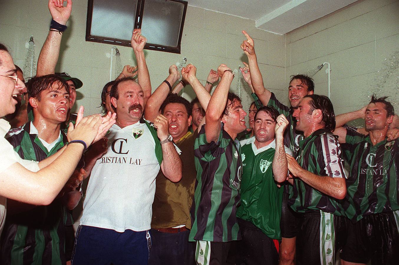 El Jerez Club de Fútbol ha organizado para este sábado, 6 de abril, a las 12 horas, un partido muy especial que enfrentará a dos selecciones representativas de la historia del Club verdinegro que en este año 2019 conmemora el 50 aniversario de su fundación. Saltarán al césped de la Ciudad Deportiva 'Manuel Calzado', un equipo integrado por futbolistas que participaron de los primeros años de su historia, con el entonces Club Polideportivo Vasco Núñez y otro equipo formado por jugadores que protagonizaron el mayor hito histórico de este club como fue el ascenso a Segunda División B el 21 de junio de 1998 ante el conjunto del Vélez.