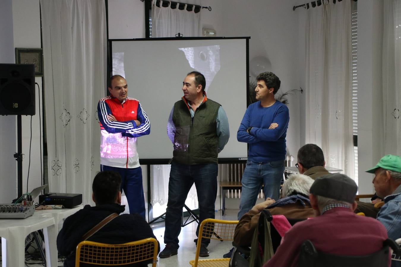 Representantes de las hermandades y cofradías de la Semana Santa de Jerez de los Caballeros y la reciente Asociación de Hermanas y Hermanos Costaleros de Jerez de los Caballeros han visitado, esta tarde, la Residencia de Mayores 'Hernando de Soto' con el objetivo de acercar, a los más mayores, la Semana Santa del municipio.