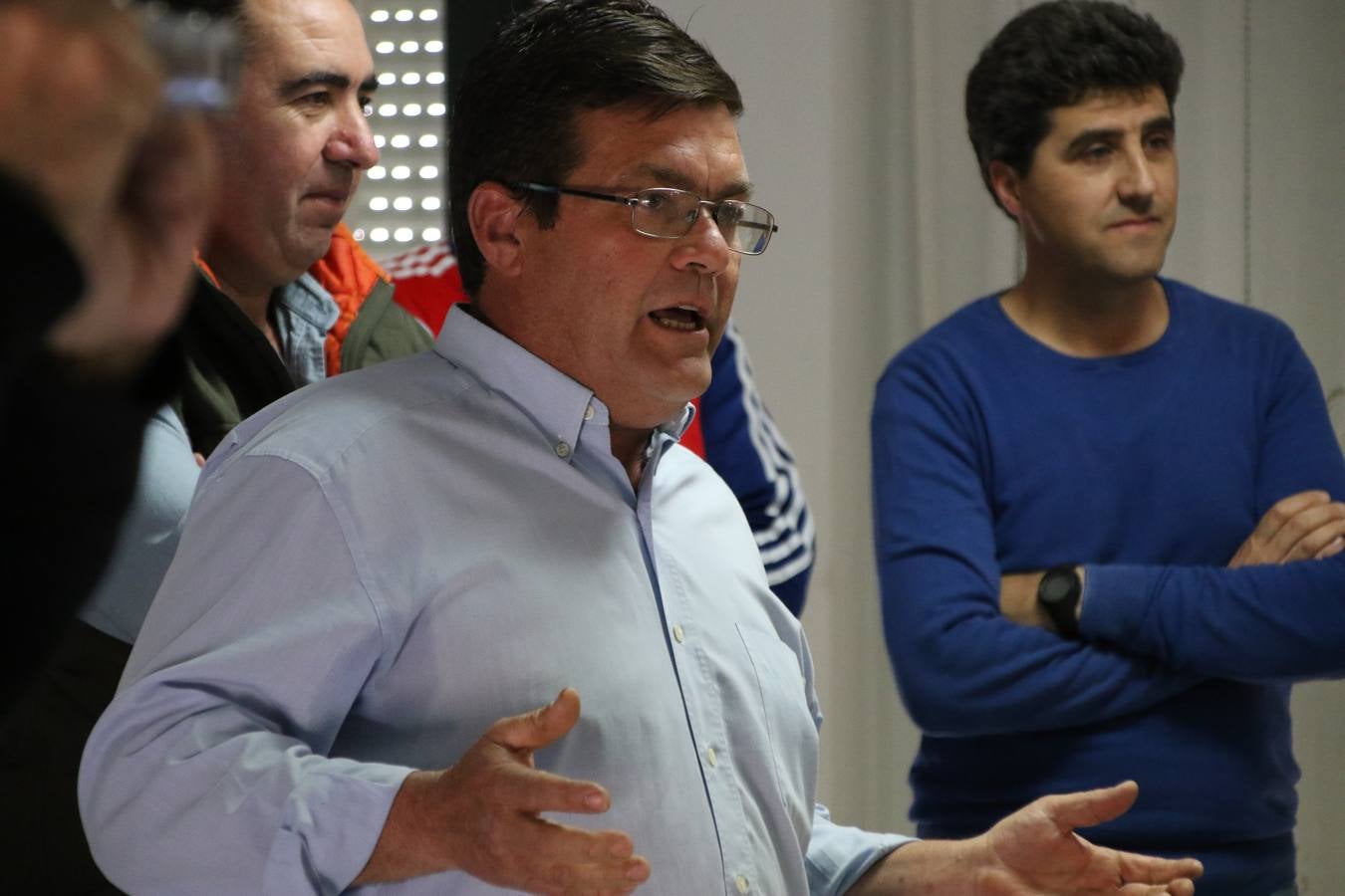 Representantes de las hermandades y cofradías de la Semana Santa de Jerez de los Caballeros y la reciente Asociación de Hermanas y Hermanos Costaleros de Jerez de los Caballeros han visitado, esta tarde, la Residencia de Mayores 'Hernando de Soto' con el objetivo de acercar, a los más mayores, la Semana Santa del municipio.