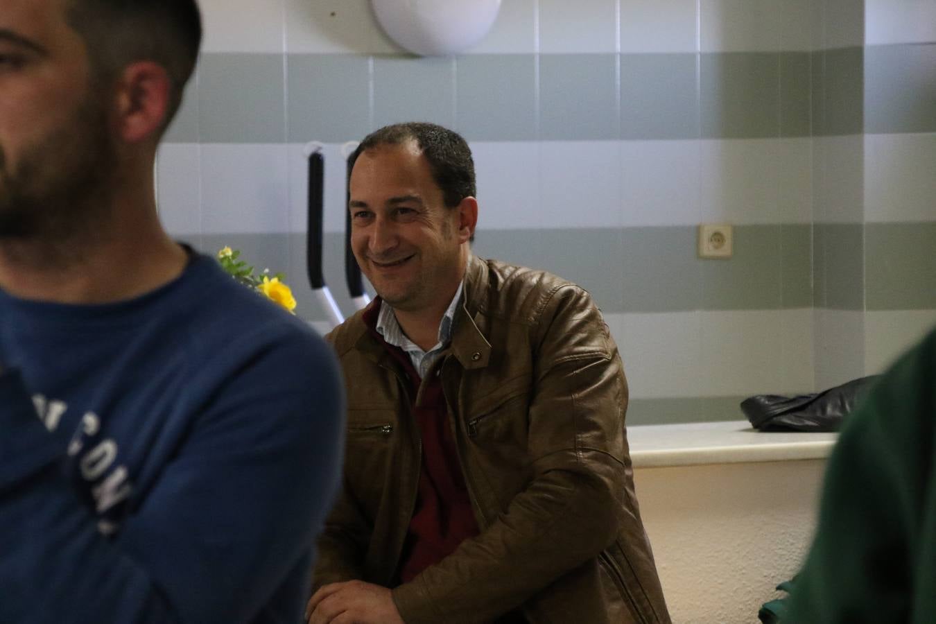Representantes de las hermandades y cofradías de la Semana Santa de Jerez de los Caballeros y la reciente Asociación de Hermanas y Hermanos Costaleros de Jerez de los Caballeros han visitado, esta tarde, la Residencia de Mayores 'Hernando de Soto' con el objetivo de acercar, a los más mayores, la Semana Santa del municipio.