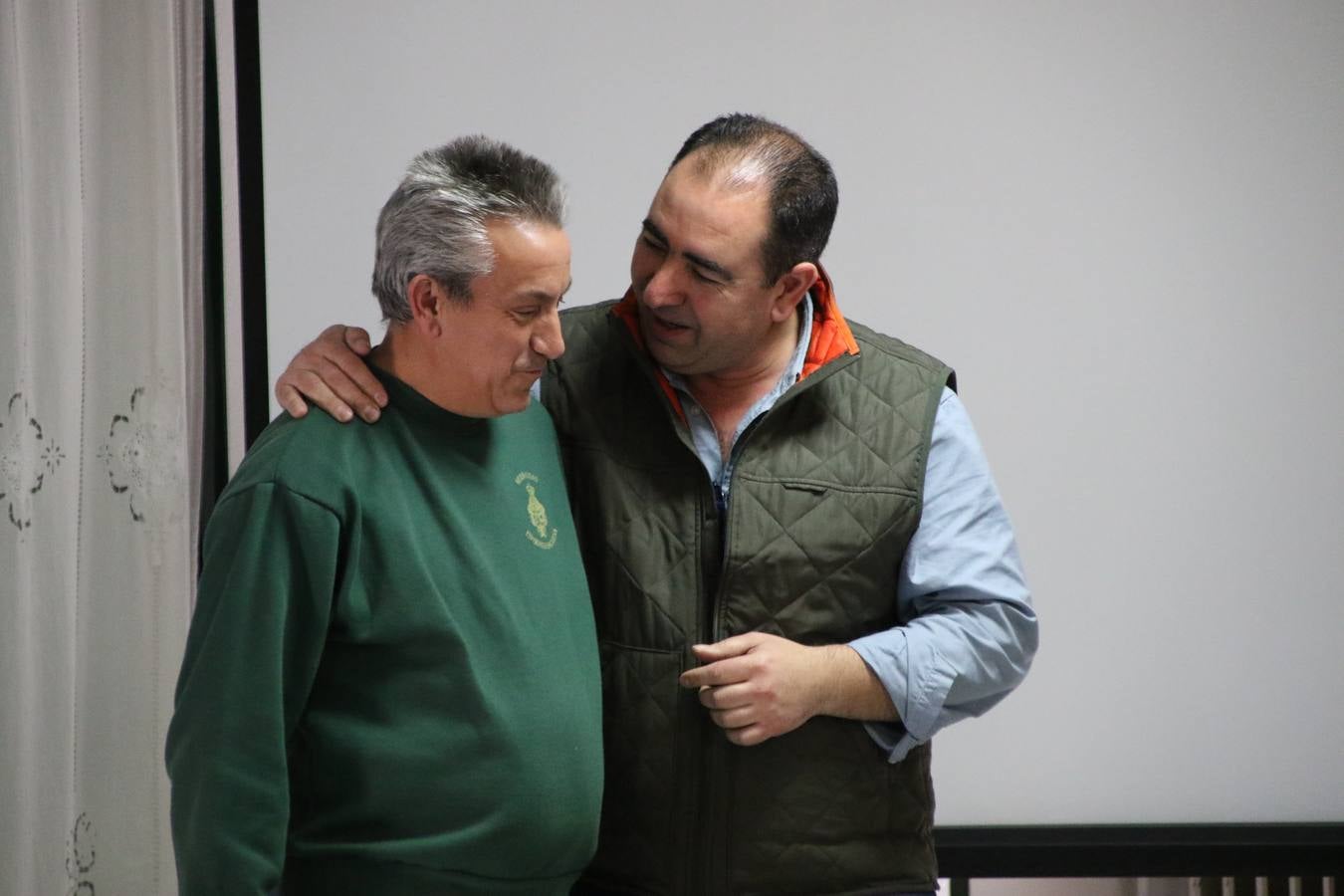Representantes de las hermandades y cofradías de la Semana Santa de Jerez de los Caballeros y la reciente Asociación de Hermanas y Hermanos Costaleros de Jerez de los Caballeros han visitado, esta tarde, la Residencia de Mayores 'Hernando de Soto' con el objetivo de acercar, a los más mayores, la Semana Santa del municipio.