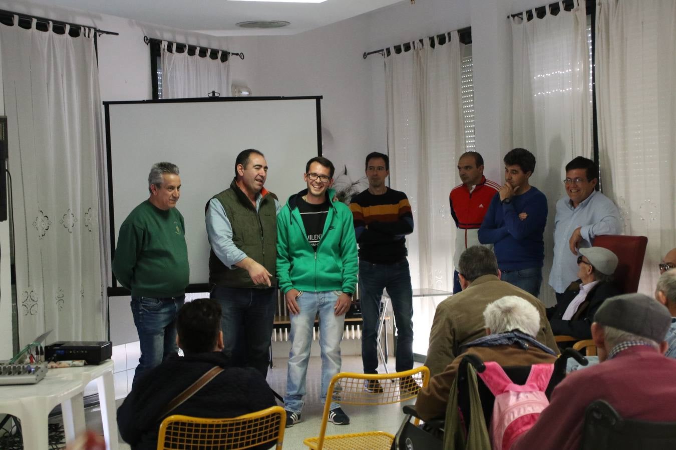 Representantes de las hermandades y cofradías de la Semana Santa de Jerez de los Caballeros y la reciente Asociación de Hermanas y Hermanos Costaleros de Jerez de los Caballeros han visitado, esta tarde, la Residencia de Mayores 'Hernando de Soto' con el objetivo de acercar, a los más mayores, la Semana Santa del municipio.