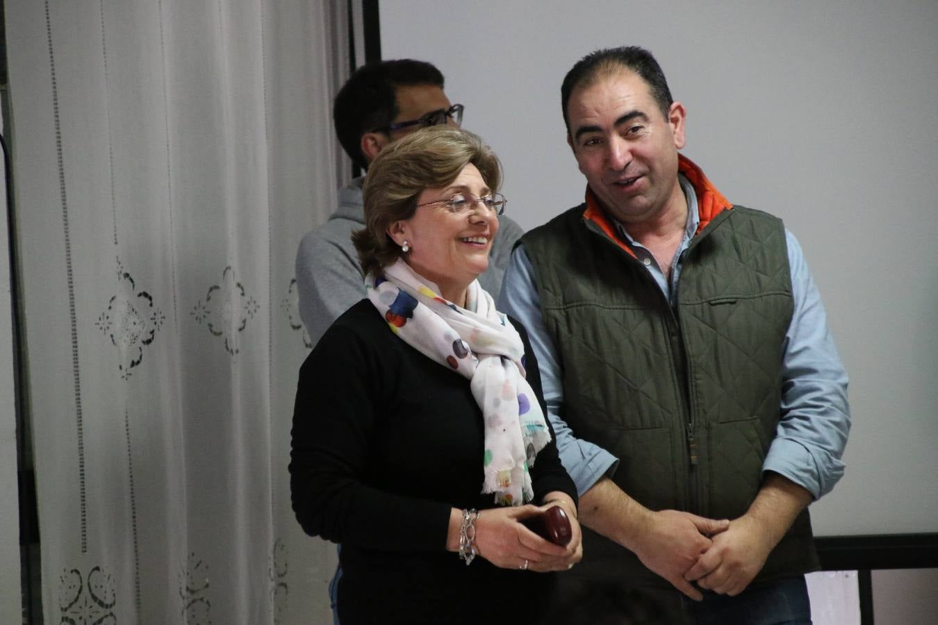 Representantes de las hermandades y cofradías de la Semana Santa de Jerez de los Caballeros y la reciente Asociación de Hermanas y Hermanos Costaleros de Jerez de los Caballeros han visitado, esta tarde, la Residencia de Mayores 'Hernando de Soto' con el objetivo de acercar, a los más mayores, la Semana Santa del municipio.