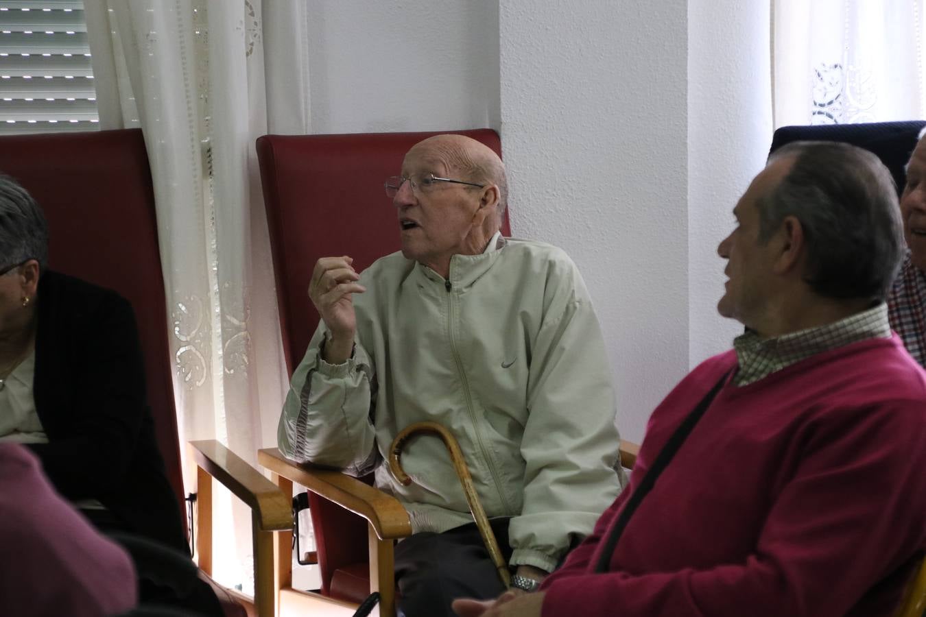 Representantes de las hermandades y cofradías de la Semana Santa de Jerez de los Caballeros y la reciente Asociación de Hermanas y Hermanos Costaleros de Jerez de los Caballeros han visitado, esta tarde, la Residencia de Mayores 'Hernando de Soto' con el objetivo de acercar, a los más mayores, la Semana Santa del municipio.