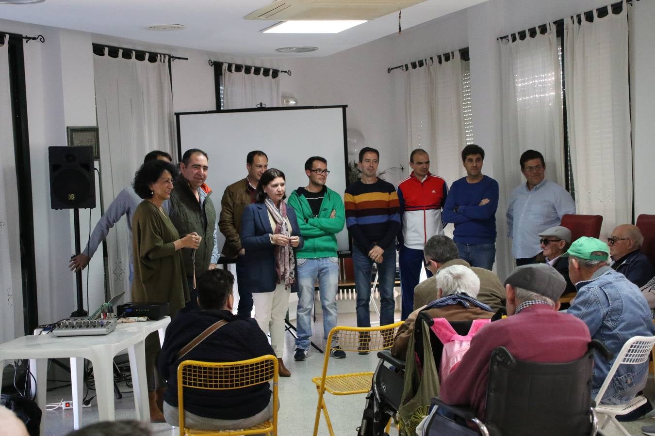 Representantes de las hermandades y cofradías de la Semana Santa de Jerez de los Caballeros y la reciente Asociación de Hermanas y Hermanos Costaleros de Jerez de los Caballeros han visitado, esta tarde, la Residencia de Mayores 'Hernando de Soto' con el objetivo de acercar, a los más mayores, la Semana Santa del municipio.