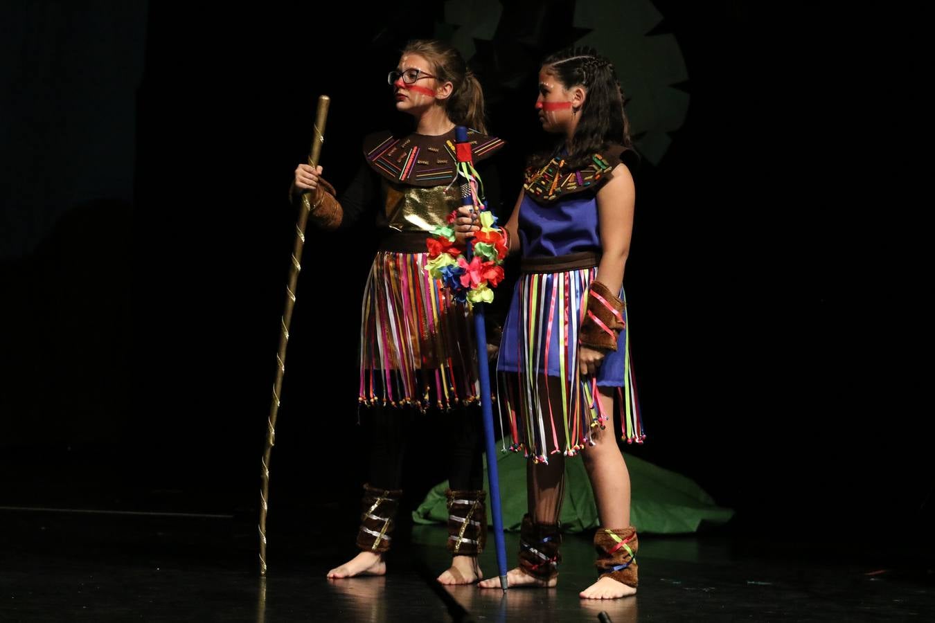 Los alumnos y alumnas de sexto de primaria del C. E. I. P. 'El Rodeo' representaron, ayer, la obra teatral benéfica 'Náufragos, el paraíso perdido', obra de Juan Miguel López Vázquez. La entrada tuvo un precio simbólico de 2 euros que irá destinado a Cruz Roja y 'Andade'. Este sábado, 6 de abril, volverán a representar la citada obra en el Cine-Teatro Balboa, a las 19:30 horas.
