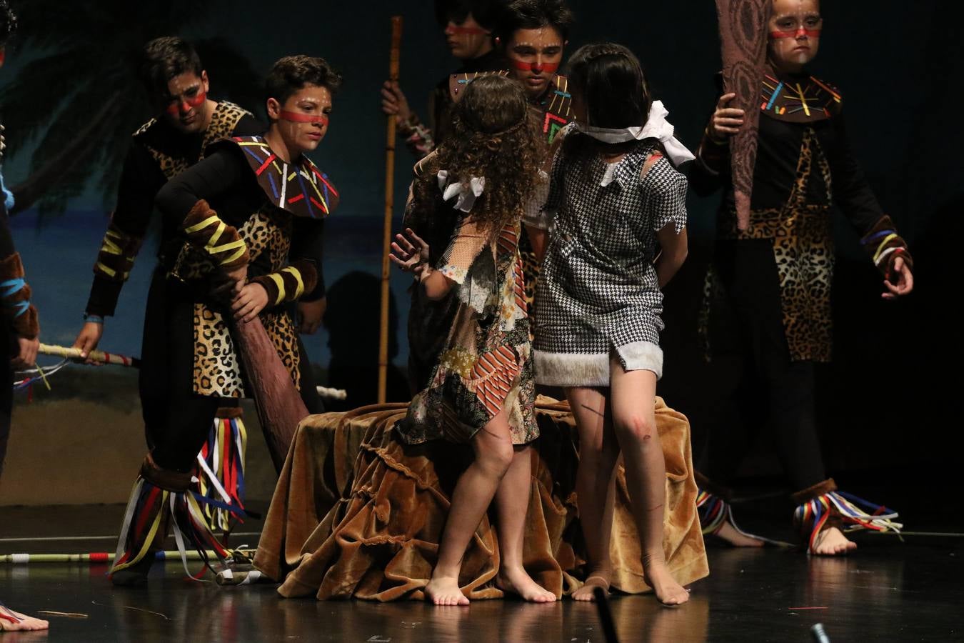 Los alumnos y alumnas de sexto de primaria del C. E. I. P. 'El Rodeo' representaron, ayer, la obra teatral benéfica 'Náufragos, el paraíso perdido', obra de Juan Miguel López Vázquez. La entrada tuvo un precio simbólico de 2 euros que irá destinado a Cruz Roja y 'Andade'. Este sábado, 6 de abril, volverán a representar la citada obra en el Cine-Teatro Balboa, a las 19:30 horas.