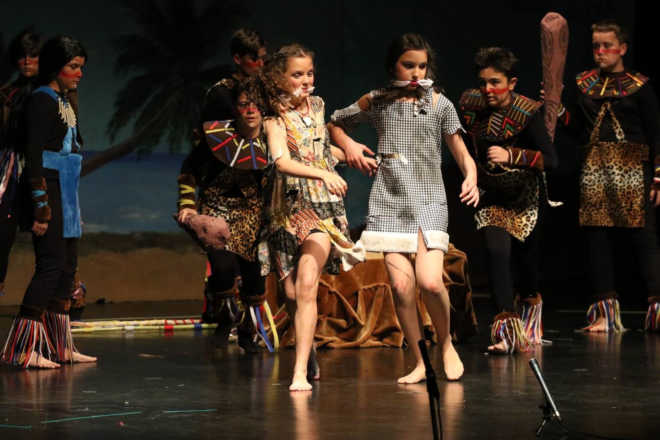 Los alumnos y alumnas de sexto de primaria del C. E. I. P. 'El Rodeo' representaron, ayer, la obra teatral benéfica 'Náufragos, el paraíso perdido', obra de Juan Miguel López Vázquez. La entrada tuvo un precio simbólico de 2 euros que irá destinado a Cruz Roja y 'Andade'. Este sábado, 6 de abril, volverán a representar la citada obra en el Cine-Teatro Balboa, a las 19:30 horas.