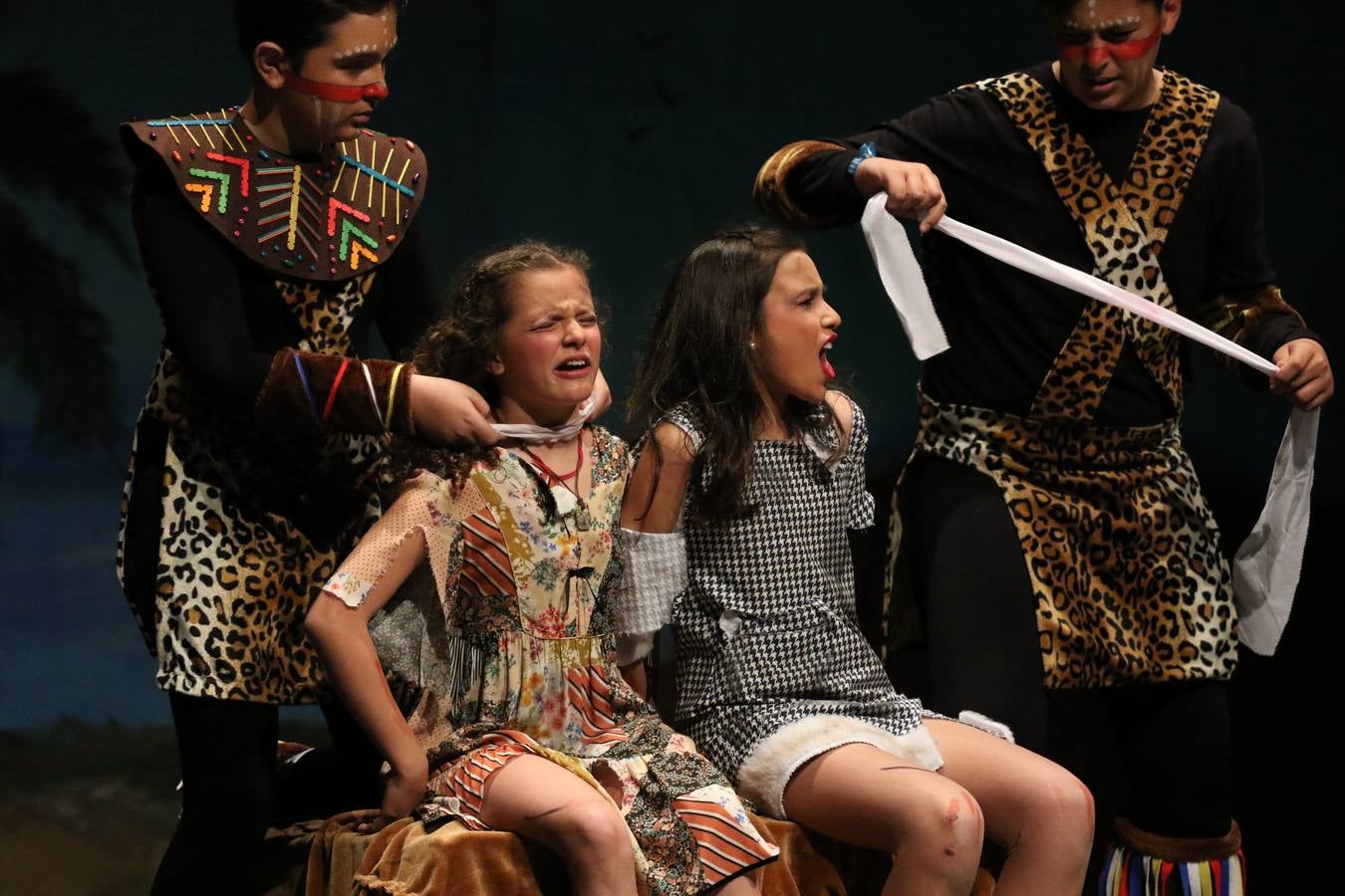 Los alumnos y alumnas de sexto de primaria del C. E. I. P. 'El Rodeo' representaron, ayer, la obra teatral benéfica 'Náufragos, el paraíso perdido', obra de Juan Miguel López Vázquez. La entrada tuvo un precio simbólico de 2 euros que irá destinado a Cruz Roja y 'Andade'. Este sábado, 6 de abril, volverán a representar la citada obra en el Cine-Teatro Balboa, a las 19:30 horas.