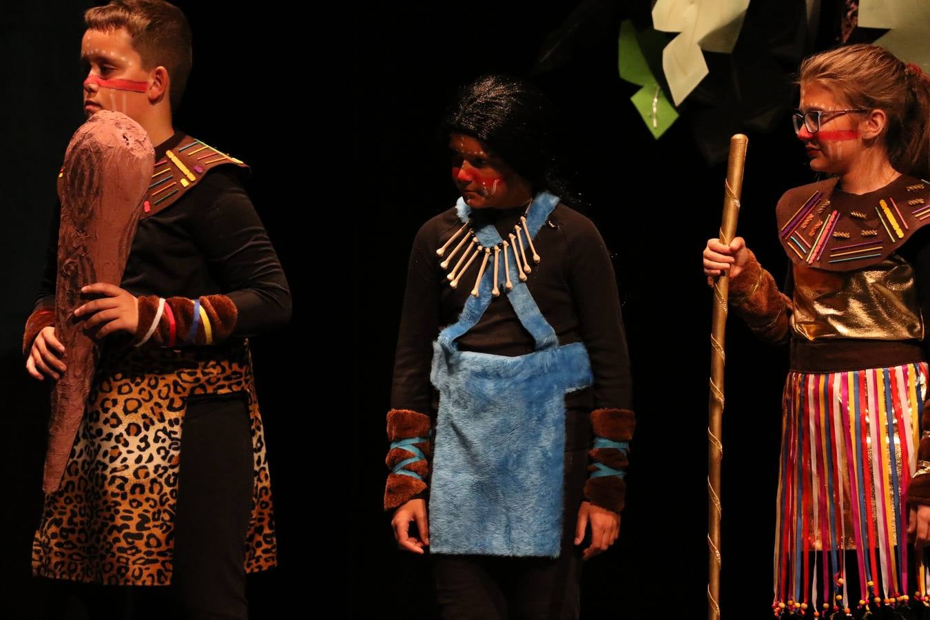 Los alumnos y alumnas de sexto de primaria del C. E. I. P. 'El Rodeo' representaron, ayer, la obra teatral benéfica 'Náufragos, el paraíso perdido', obra de Juan Miguel López Vázquez. La entrada tuvo un precio simbólico de 2 euros que irá destinado a Cruz Roja y 'Andade'. Este sábado, 6 de abril, volverán a representar la citada obra en el Cine-Teatro Balboa, a las 19:30 horas.