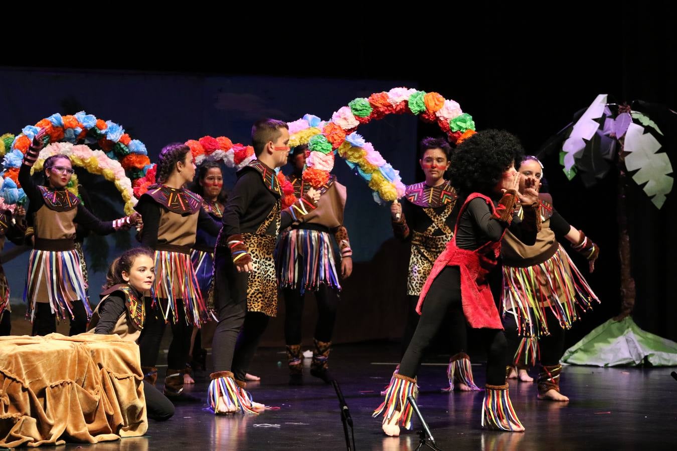 Los alumnos y alumnas de sexto de primaria del C. E. I. P. 'El Rodeo' representaron, ayer, la obra teatral benéfica 'Náufragos, el paraíso perdido', obra de Juan Miguel López Vázquez. La entrada tuvo un precio simbólico de 2 euros que irá destinado a Cruz Roja y 'Andade'. Este sábado, 6 de abril, volverán a representar la citada obra en el Cine-Teatro Balboa, a las 19:30 horas.