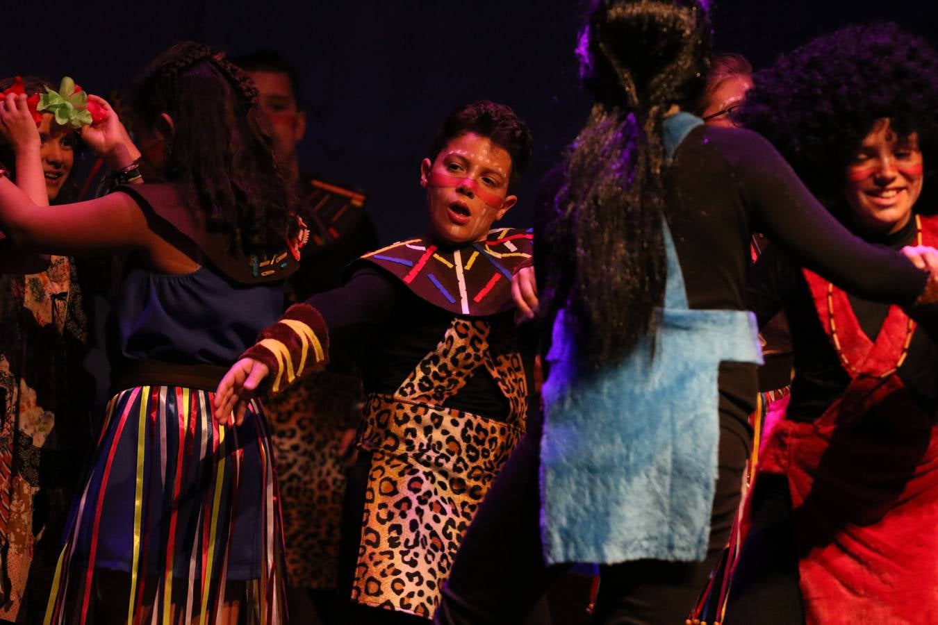 Los alumnos y alumnas de sexto de primaria del C. E. I. P. 'El Rodeo' representaron, ayer, la obra teatral benéfica 'Náufragos, el paraíso perdido', obra de Juan Miguel López Vázquez. La entrada tuvo un precio simbólico de 2 euros que irá destinado a Cruz Roja y 'Andade'. Este sábado, 6 de abril, volverán a representar la citada obra en el Cine-Teatro Balboa, a las 19:30 horas.