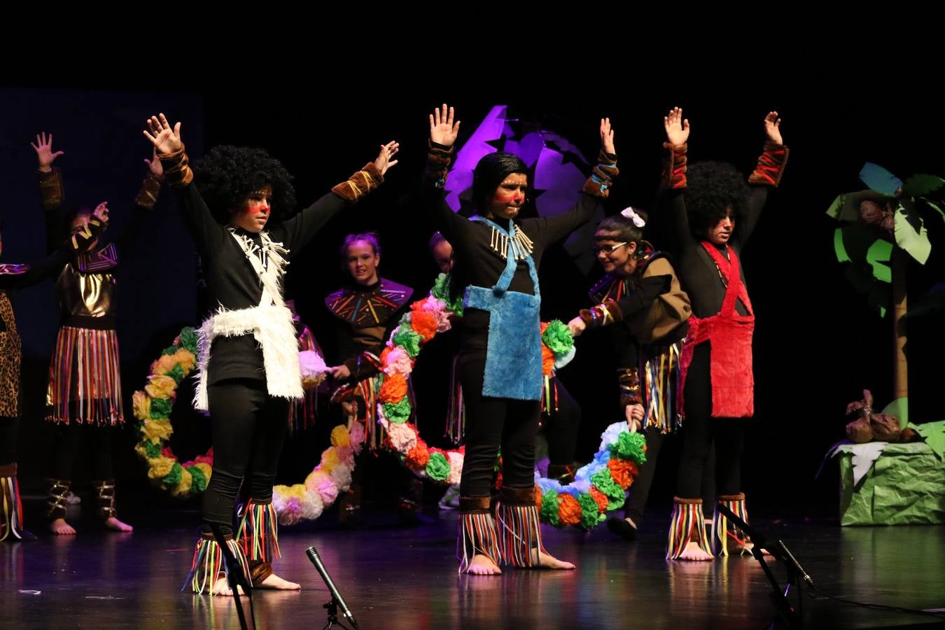 Los alumnos y alumnas de sexto de primaria del C. E. I. P. 'El Rodeo' representaron, ayer, la obra teatral benéfica 'Náufragos, el paraíso perdido', obra de Juan Miguel López Vázquez. La entrada tuvo un precio simbólico de 2 euros que irá destinado a Cruz Roja y 'Andade'. Este sábado, 6 de abril, volverán a representar la citada obra en el Cine-Teatro Balboa, a las 19:30 horas.