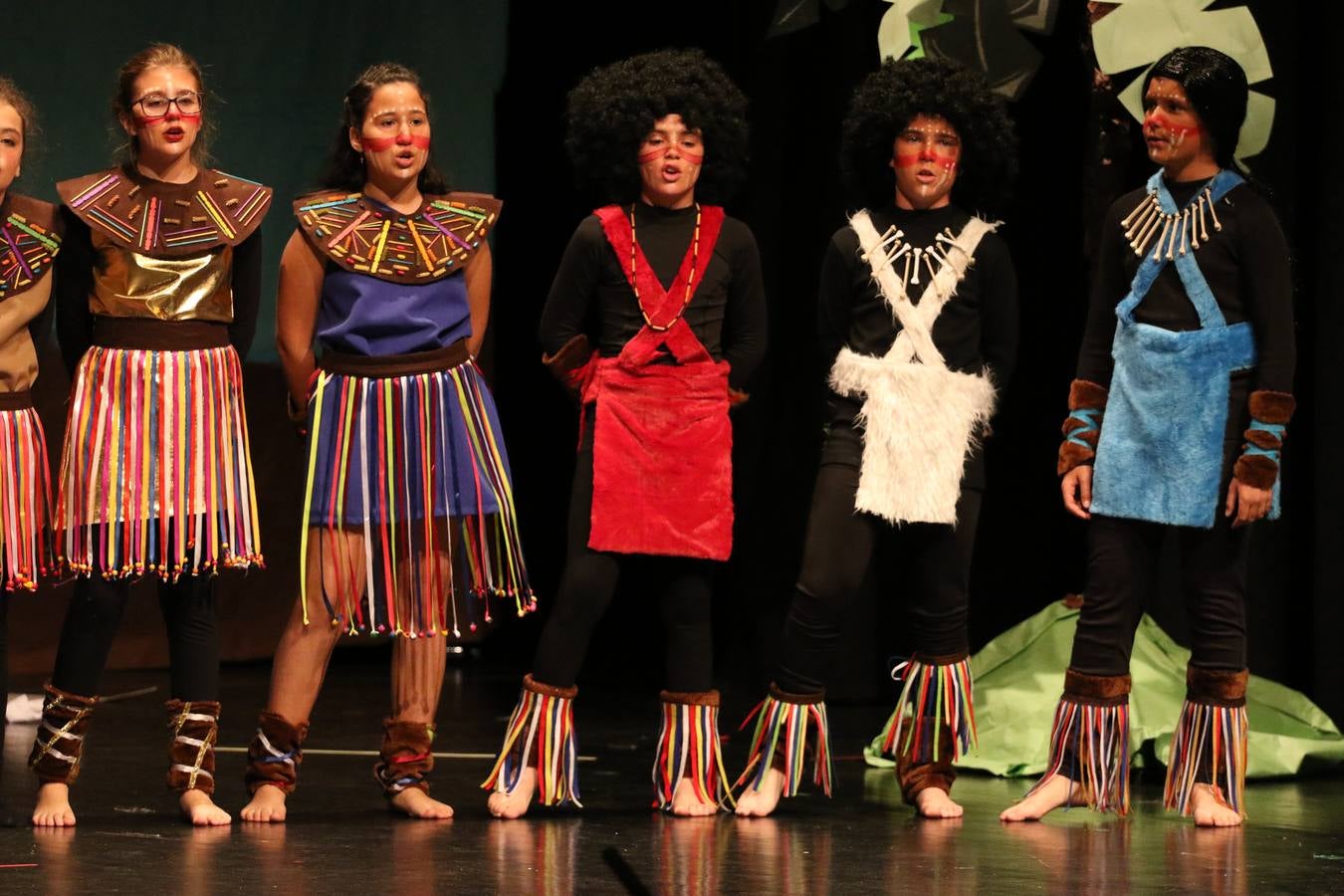 Los alumnos y alumnas de sexto de primaria del C. E. I. P. 'El Rodeo' representaron, ayer, la obra teatral benéfica 'Náufragos, el paraíso perdido', obra de Juan Miguel López Vázquez. La entrada tuvo un precio simbólico de 2 euros que irá destinado a Cruz Roja y 'Andade'. Este sábado, 6 de abril, volverán a representar la citada obra en el Cine-Teatro Balboa, a las 19:30 horas.