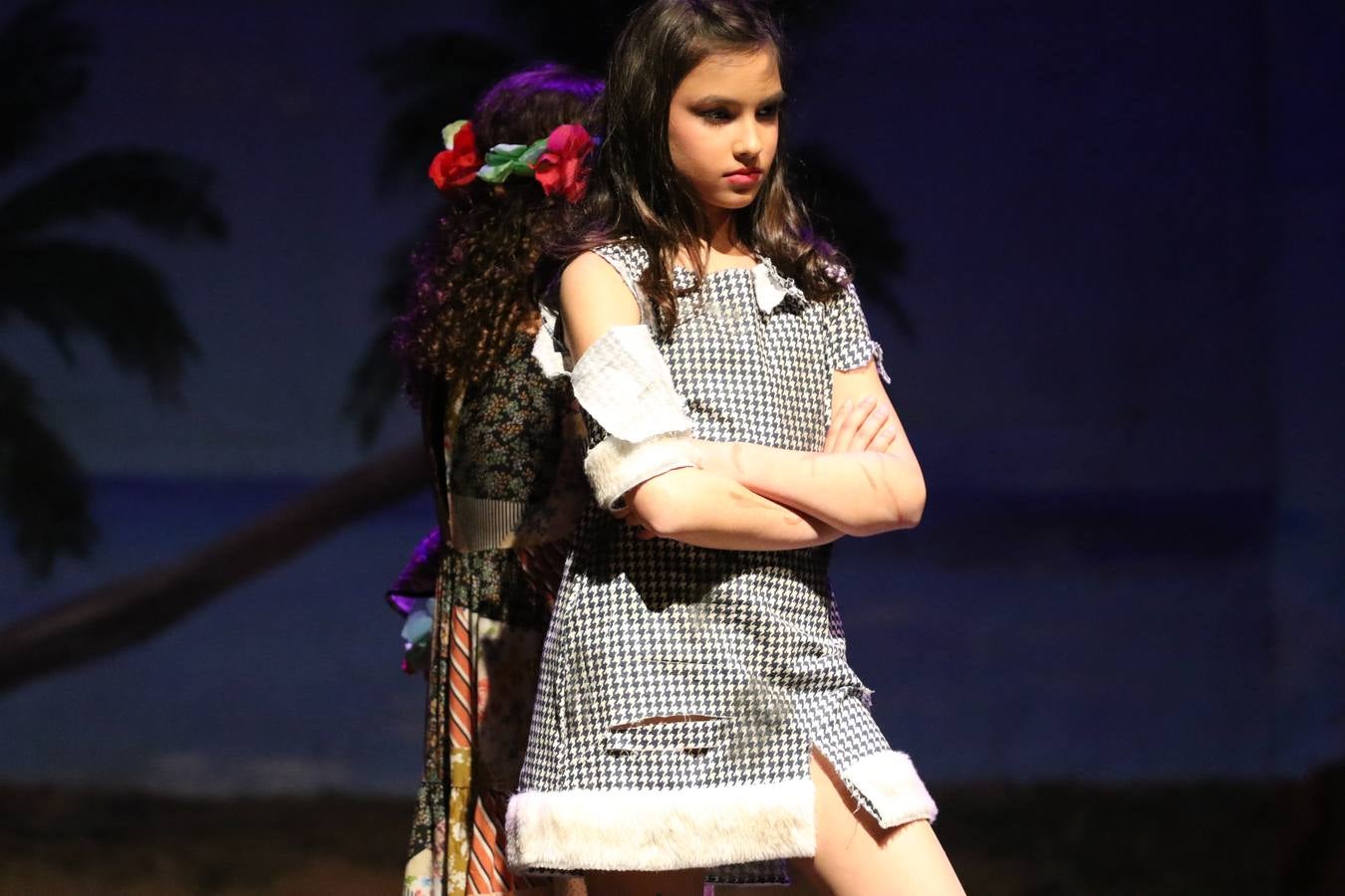 Los alumnos y alumnas de sexto de primaria del C. E. I. P. 'El Rodeo' representaron, ayer, la obra teatral benéfica 'Náufragos, el paraíso perdido', obra de Juan Miguel López Vázquez. La entrada tuvo un precio simbólico de 2 euros que irá destinado a Cruz Roja y 'Andade'. Este sábado, 6 de abril, volverán a representar la citada obra en el Cine-Teatro Balboa, a las 19:30 horas.