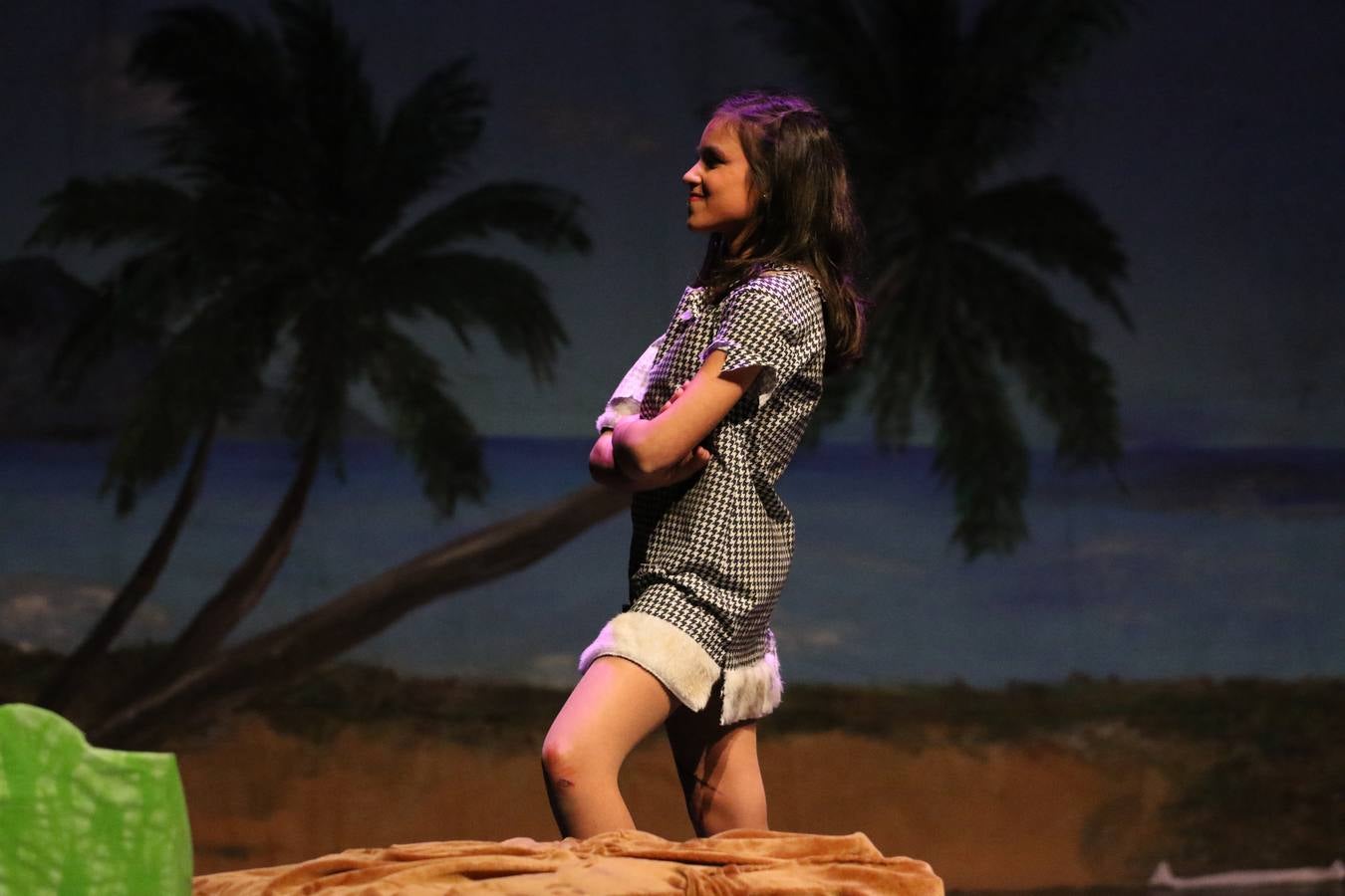 Los alumnos y alumnas de sexto de primaria del C. E. I. P. 'El Rodeo' representaron, ayer, la obra teatral benéfica 'Náufragos, el paraíso perdido', obra de Juan Miguel López Vázquez. La entrada tuvo un precio simbólico de 2 euros que irá destinado a Cruz Roja y 'Andade'. Este sábado, 6 de abril, volverán a representar la citada obra en el Cine-Teatro Balboa, a las 19:30 horas.