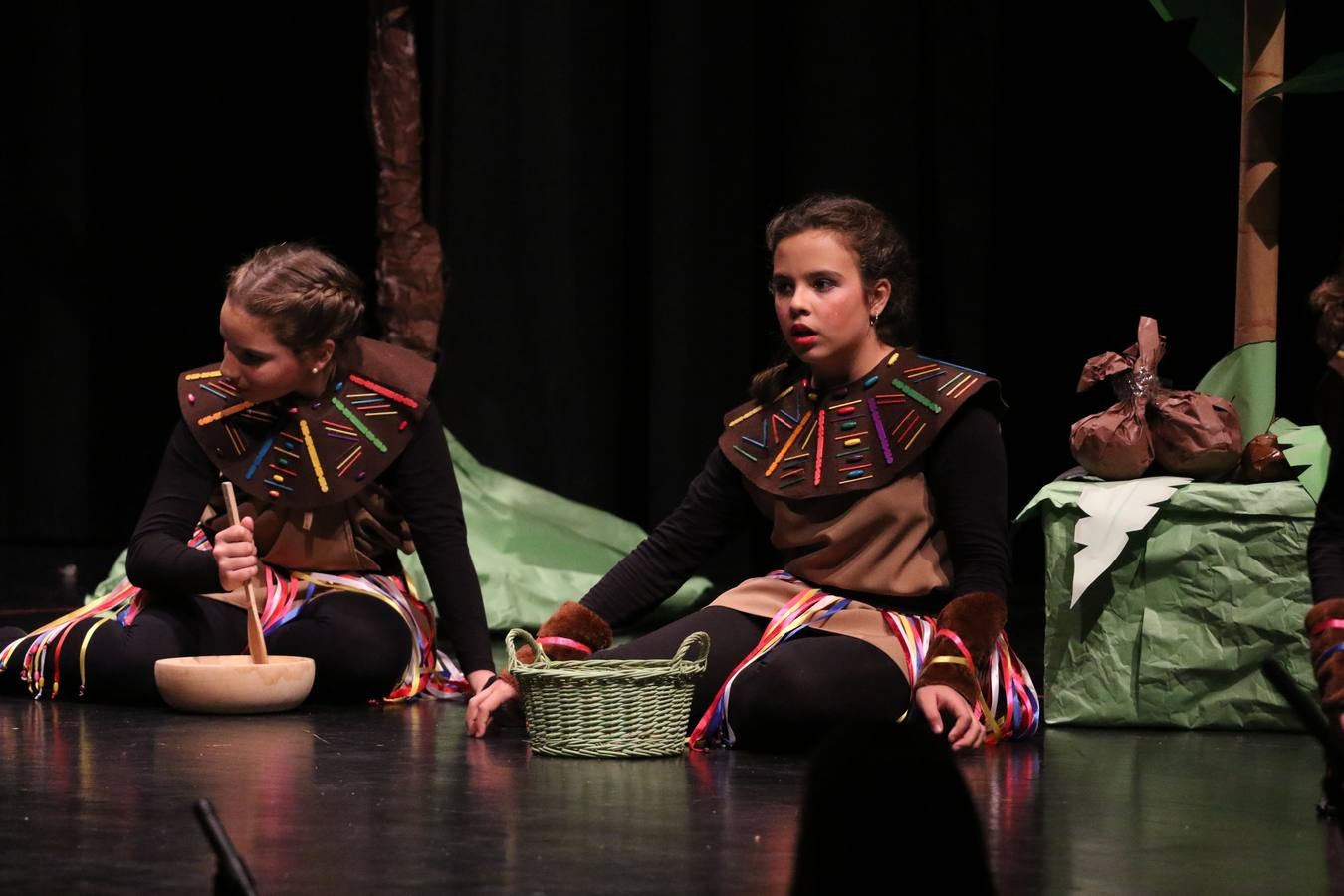 Los alumnos y alumnas de sexto de primaria del C. E. I. P. 'El Rodeo' representaron, ayer, la obra teatral benéfica 'Náufragos, el paraíso perdido', obra de Juan Miguel López Vázquez. La entrada tuvo un precio simbólico de 2 euros que irá destinado a Cruz Roja y 'Andade'. Este sábado, 6 de abril, volverán a representar la citada obra en el Cine-Teatro Balboa, a las 19:30 horas.