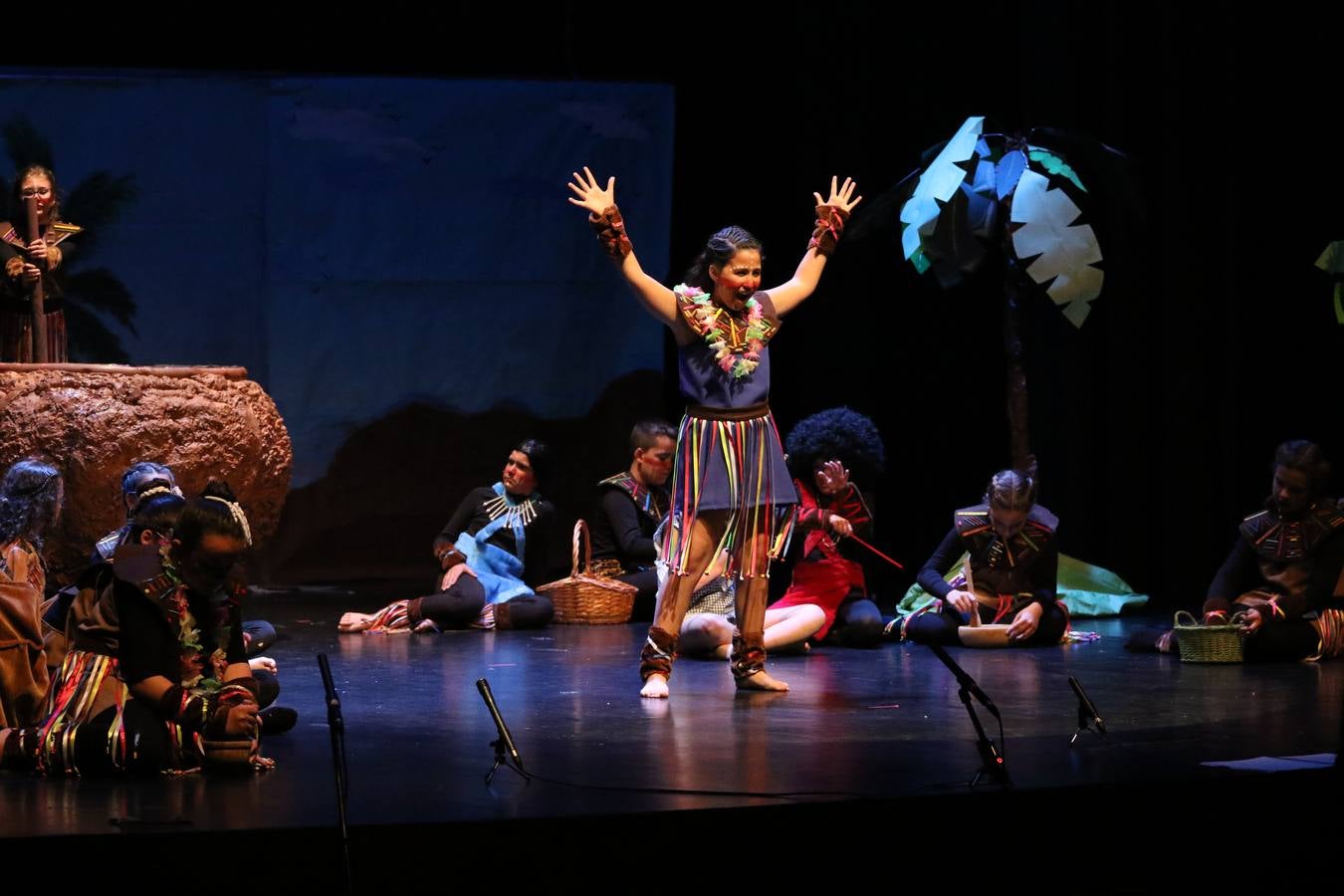 Los alumnos y alumnas de sexto de primaria del C. E. I. P. 'El Rodeo' representaron, ayer, la obra teatral benéfica 'Náufragos, el paraíso perdido', obra de Juan Miguel López Vázquez. La entrada tuvo un precio simbólico de 2 euros que irá destinado a Cruz Roja y 'Andade'. Este sábado, 6 de abril, volverán a representar la citada obra en el Cine-Teatro Balboa, a las 19:30 horas.