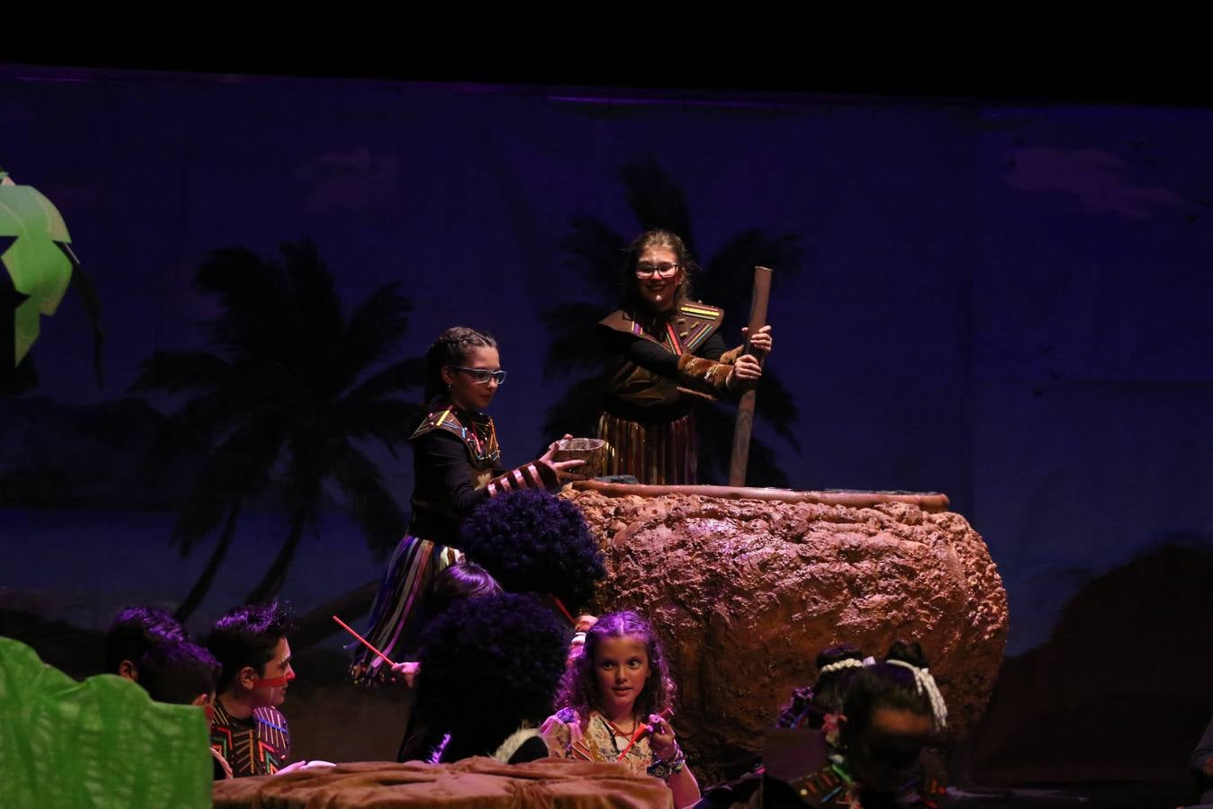 Los alumnos y alumnas de sexto de primaria del C. E. I. P. 'El Rodeo' representaron, ayer, la obra teatral benéfica 'Náufragos, el paraíso perdido', obra de Juan Miguel López Vázquez. La entrada tuvo un precio simbólico de 2 euros que irá destinado a Cruz Roja y 'Andade'. Este sábado, 6 de abril, volverán a representar la citada obra en el Cine-Teatro Balboa, a las 19:30 horas.