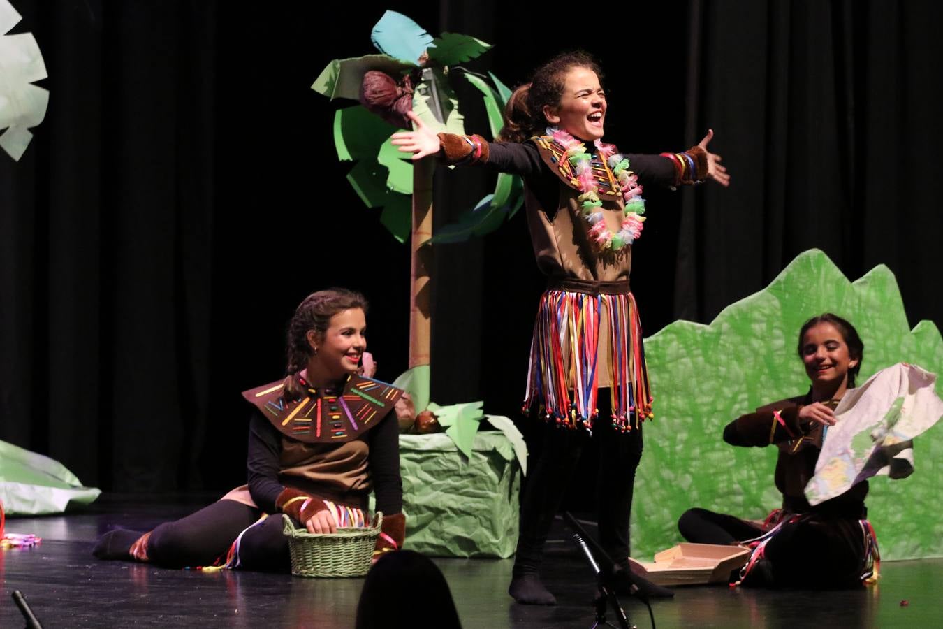 Los alumnos y alumnas de sexto de primaria del C. E. I. P. 'El Rodeo' representaron, ayer, la obra teatral benéfica 'Náufragos, el paraíso perdido', obra de Juan Miguel López Vázquez. La entrada tuvo un precio simbólico de 2 euros que irá destinado a Cruz Roja y 'Andade'. Este sábado, 6 de abril, volverán a representar la citada obra en el Cine-Teatro Balboa, a las 19:30 horas.