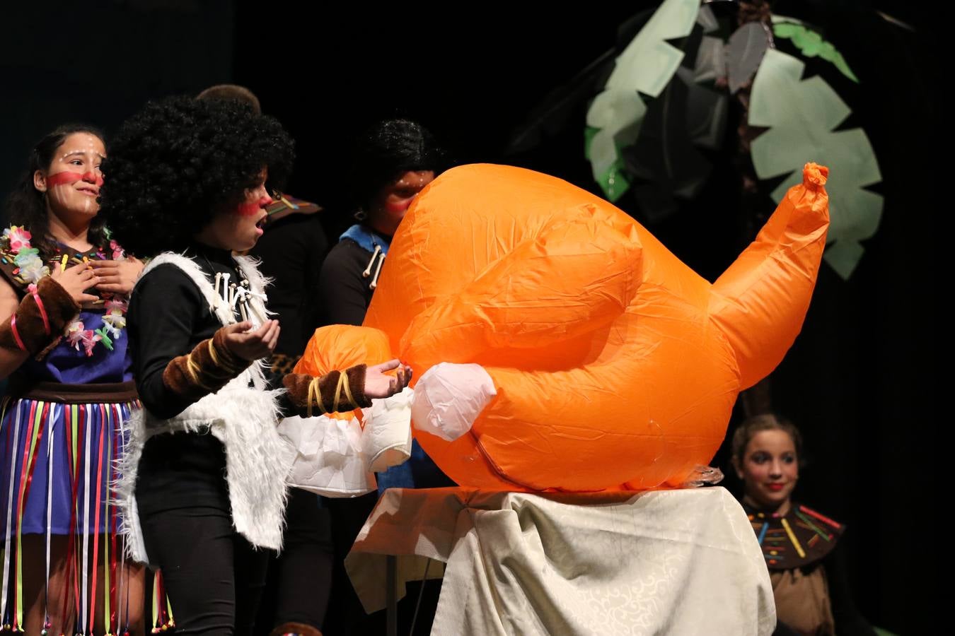 Los alumnos y alumnas de sexto de primaria del C. E. I. P. 'El Rodeo' representaron, ayer, la obra teatral benéfica 'Náufragos, el paraíso perdido', obra de Juan Miguel López Vázquez. La entrada tuvo un precio simbólico de 2 euros que irá destinado a Cruz Roja y 'Andade'. Este sábado, 6 de abril, volverán a representar la citada obra en el Cine-Teatro Balboa, a las 19:30 horas.