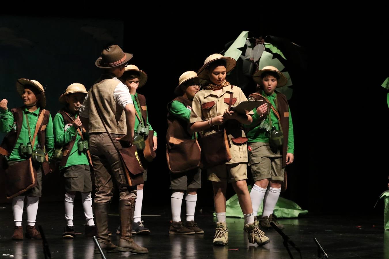 Los alumnos y alumnas de sexto de primaria del C. E. I. P. 'El Rodeo' representaron, ayer, la obra teatral benéfica 'Náufragos, el paraíso perdido', obra de Juan Miguel López Vázquez. La entrada tuvo un precio simbólico de 2 euros que irá destinado a Cruz Roja y 'Andade'. Este sábado, 6 de abril, volverán a representar la citada obra en el Cine-Teatro Balboa, a las 19:30 horas.