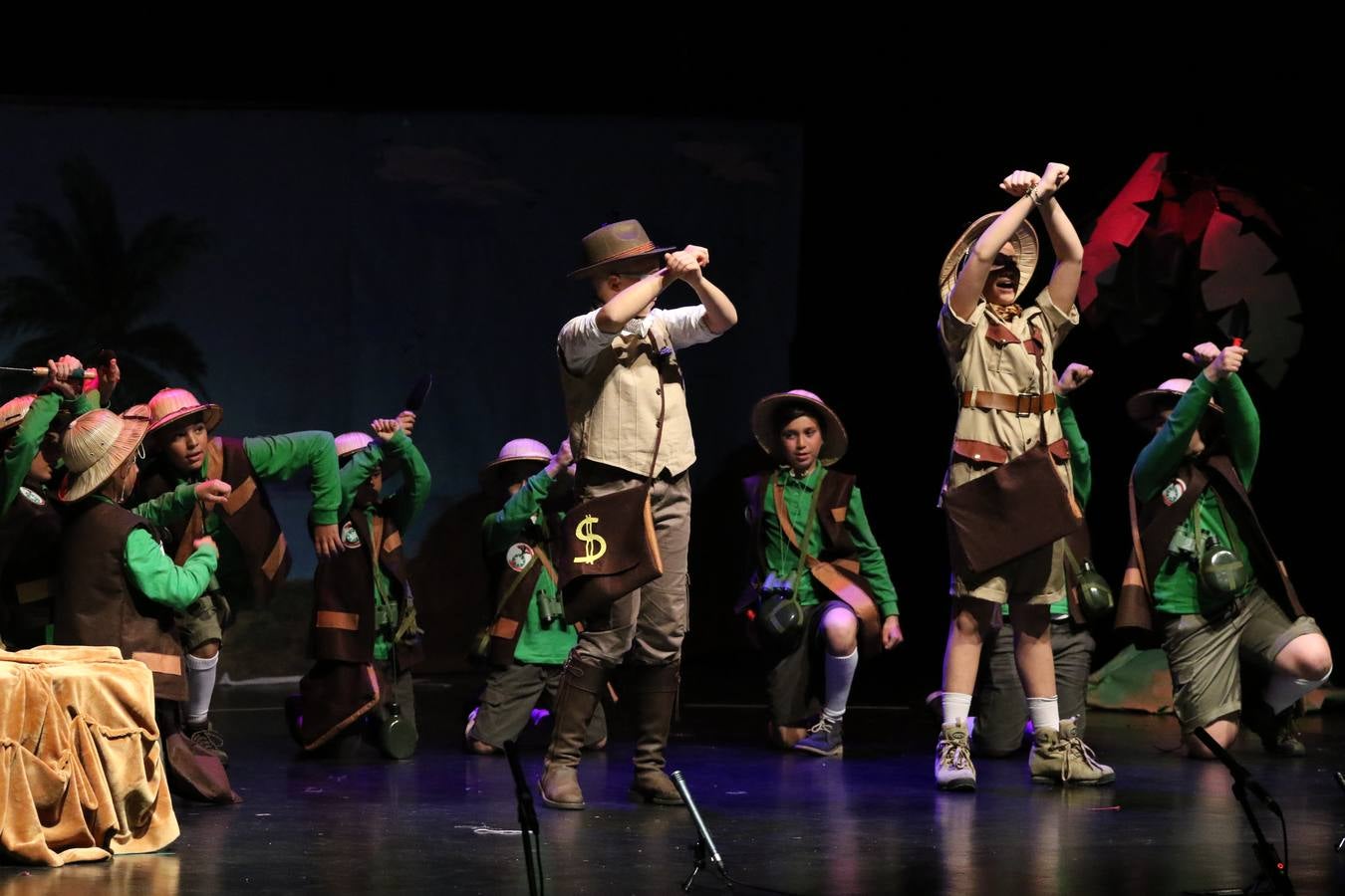 Los alumnos y alumnas de sexto de primaria del C. E. I. P. 'El Rodeo' representaron, ayer, la obra teatral benéfica 'Náufragos, el paraíso perdido', obra de Juan Miguel López Vázquez. La entrada tuvo un precio simbólico de 2 euros que irá destinado a Cruz Roja y 'Andade'. Este sábado, 6 de abril, volverán a representar la citada obra en el Cine-Teatro Balboa, a las 19:30 horas.