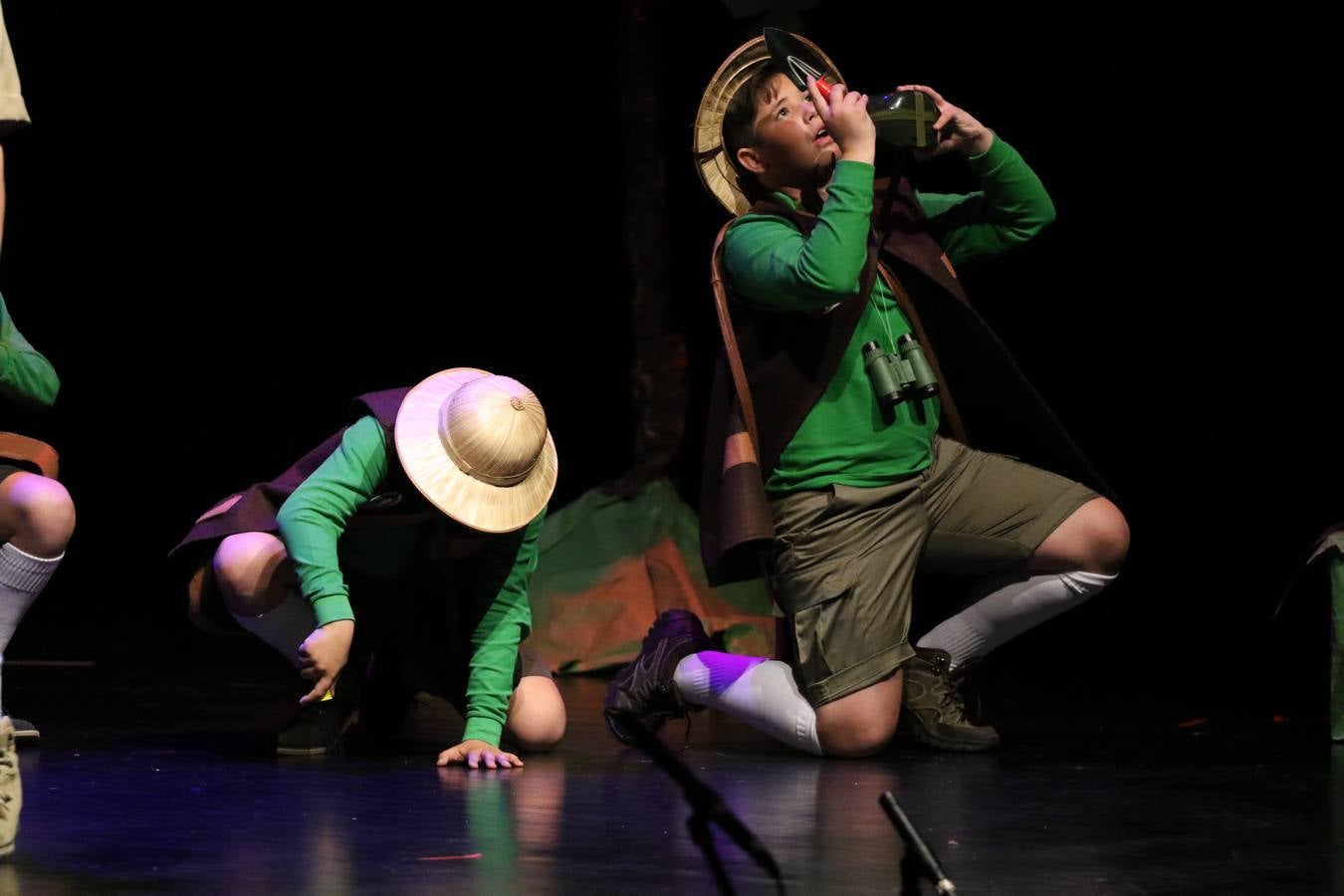 Los alumnos y alumnas de sexto de primaria del C. E. I. P. 'El Rodeo' representaron, ayer, la obra teatral benéfica 'Náufragos, el paraíso perdido', obra de Juan Miguel López Vázquez. La entrada tuvo un precio simbólico de 2 euros que irá destinado a Cruz Roja y 'Andade'. Este sábado, 6 de abril, volverán a representar la citada obra en el Cine-Teatro Balboa, a las 19:30 horas.