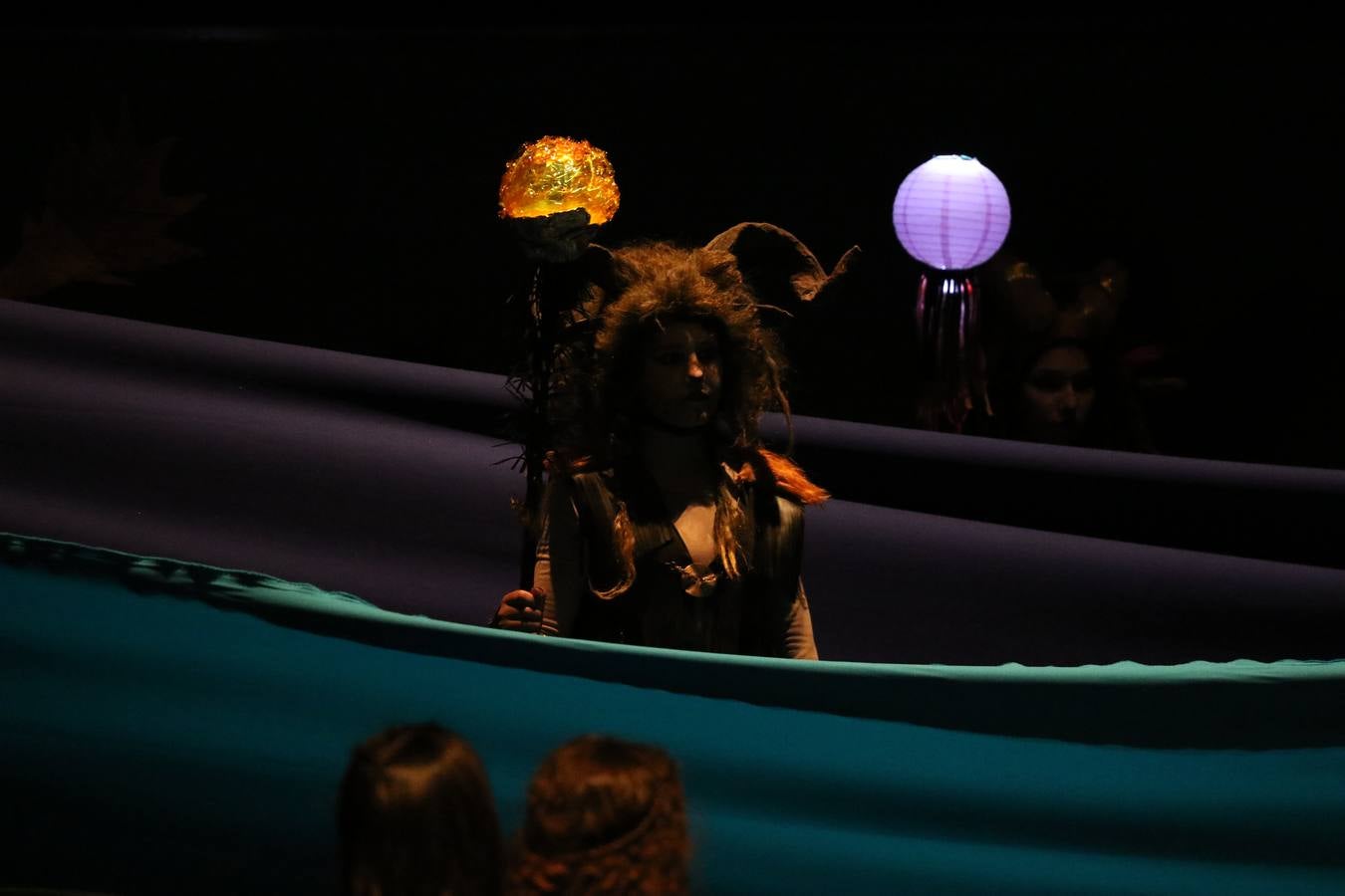 Los alumnos y alumnas de sexto de primaria del C. E. I. P. 'El Rodeo' representaron, ayer, la obra teatral benéfica 'Náufragos, el paraíso perdido', obra de Juan Miguel López Vázquez. La entrada tuvo un precio simbólico de 2 euros que irá destinado a Cruz Roja y 'Andade'. Este sábado, 6 de abril, volverán a representar la citada obra en el Cine-Teatro Balboa, a las 19:30 horas.